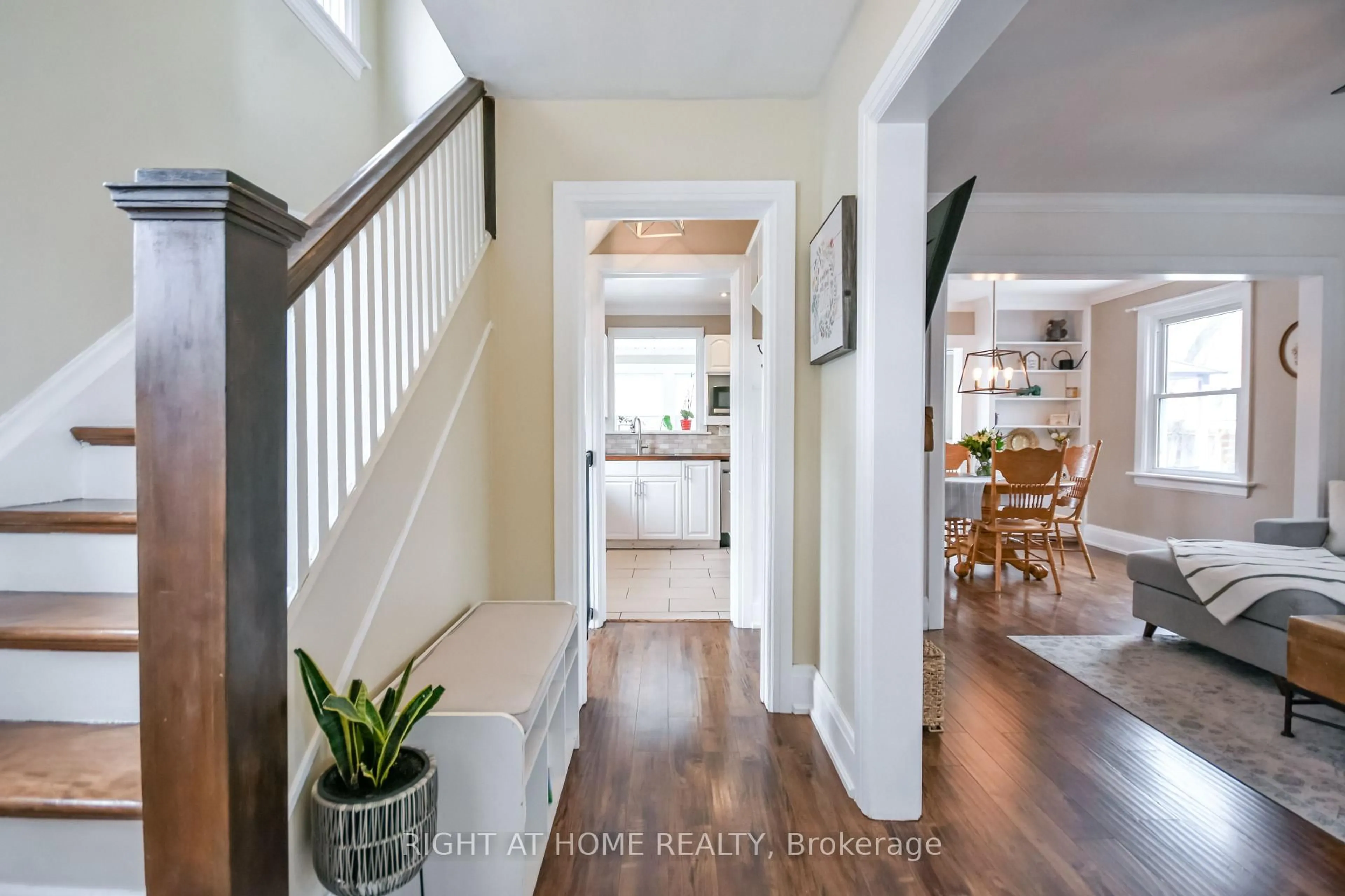 Indoor entryway for 208 Cherry St, Tay Ontario L0K 2C0
