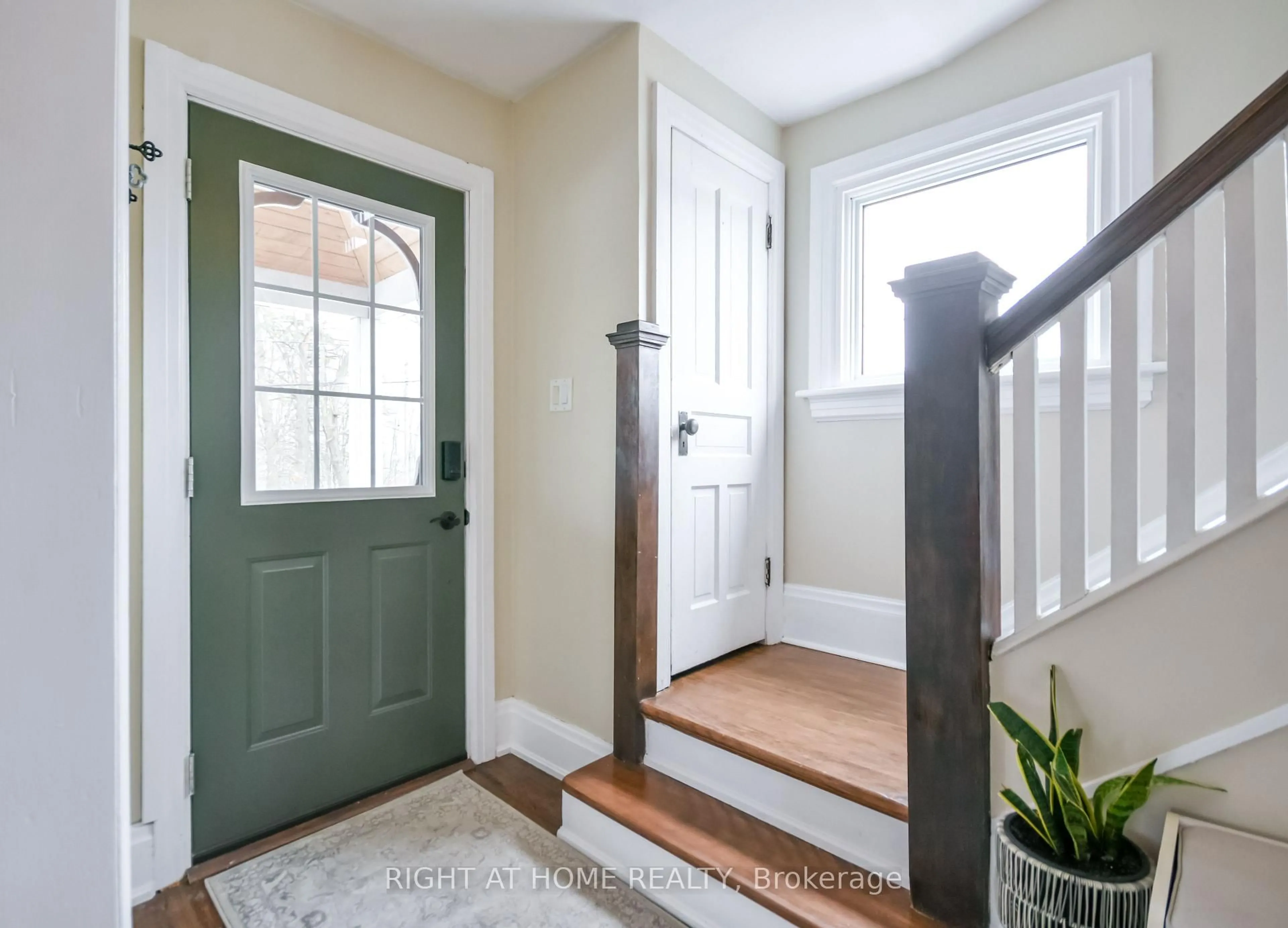 Indoor entryway for 208 Cherry St, Tay Ontario L0K 2C0