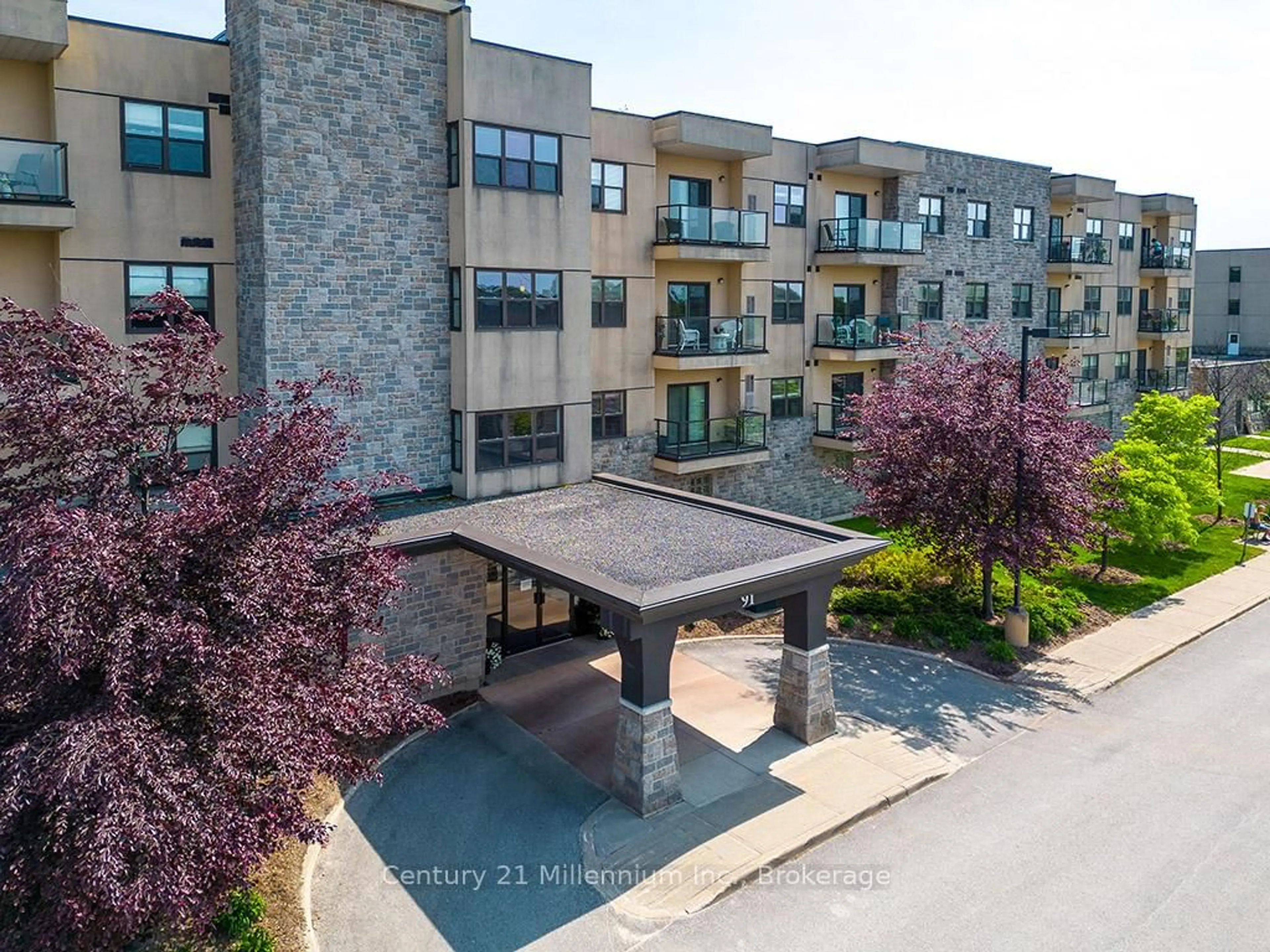 A pic from outside/outdoor area/front of a property/back of a property/a pic from drone, unknown for 91 Raglan St #302, Collingwood Ontario L9Y 0B2