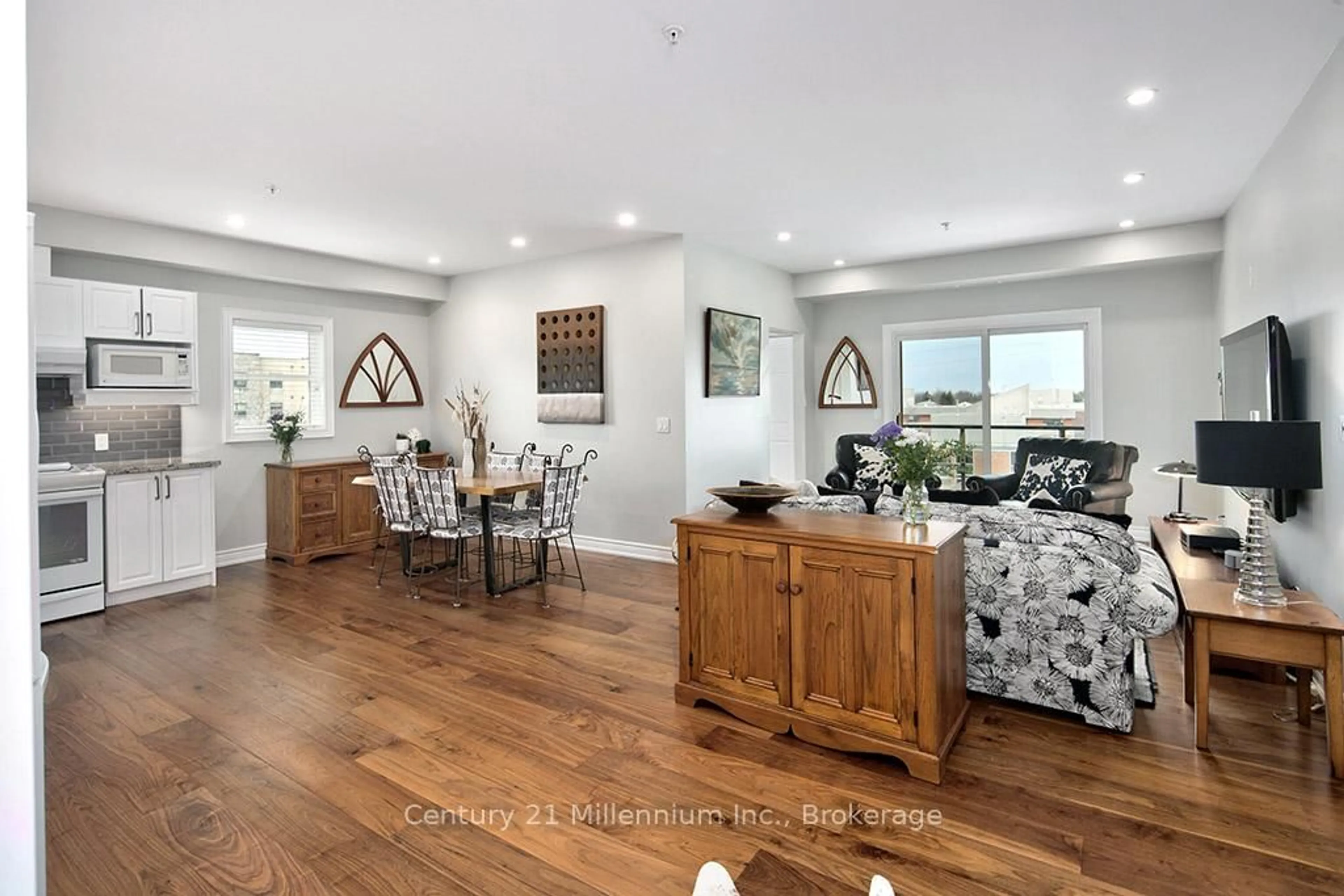 Open concept kitchen, wood/laminate floor for 91 Raglan St #302, Collingwood Ontario L9Y 0B2