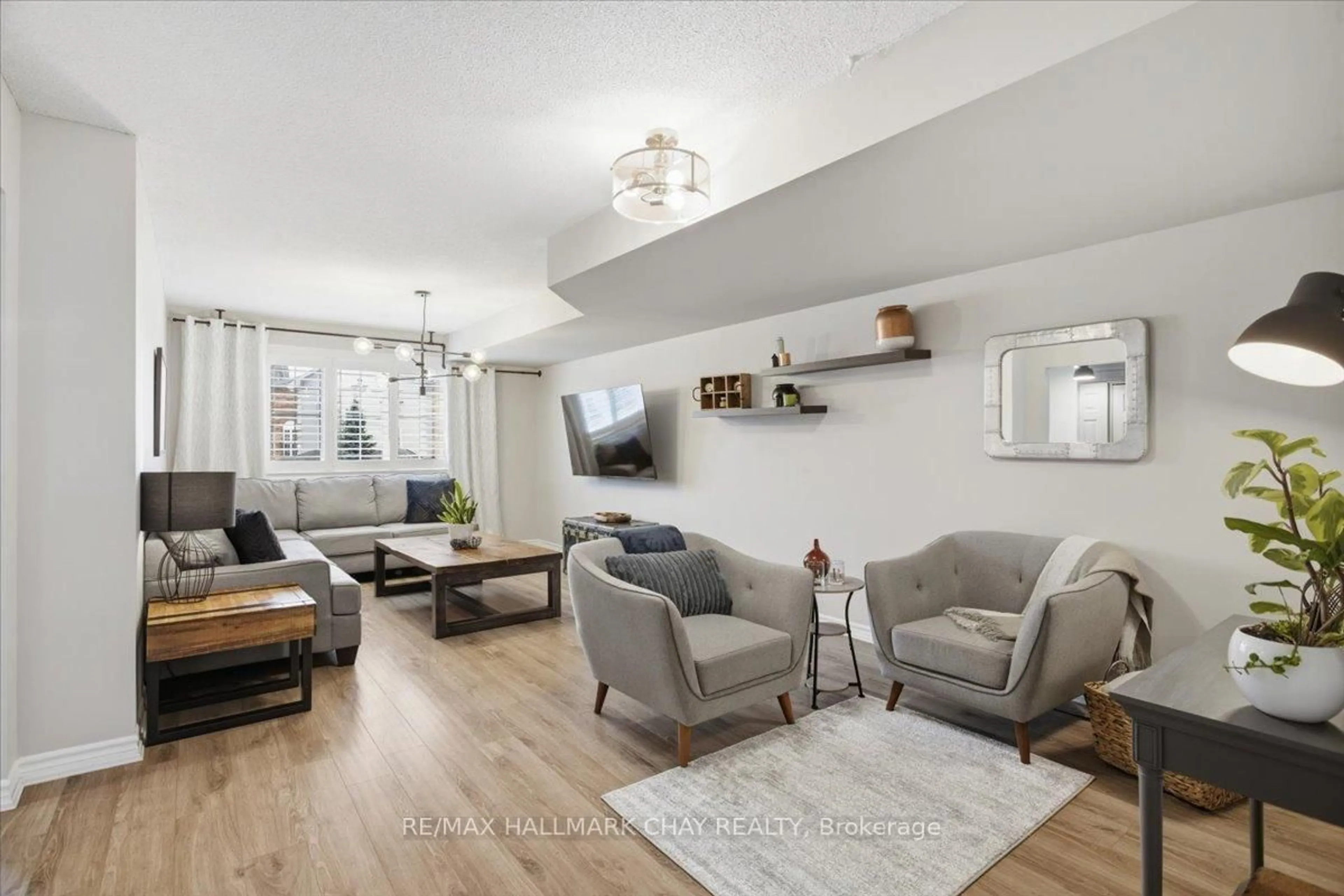 Living room with furniture, unknown for 53 FERNDALE Dr #12, Barrie Ontario L4N 9V5