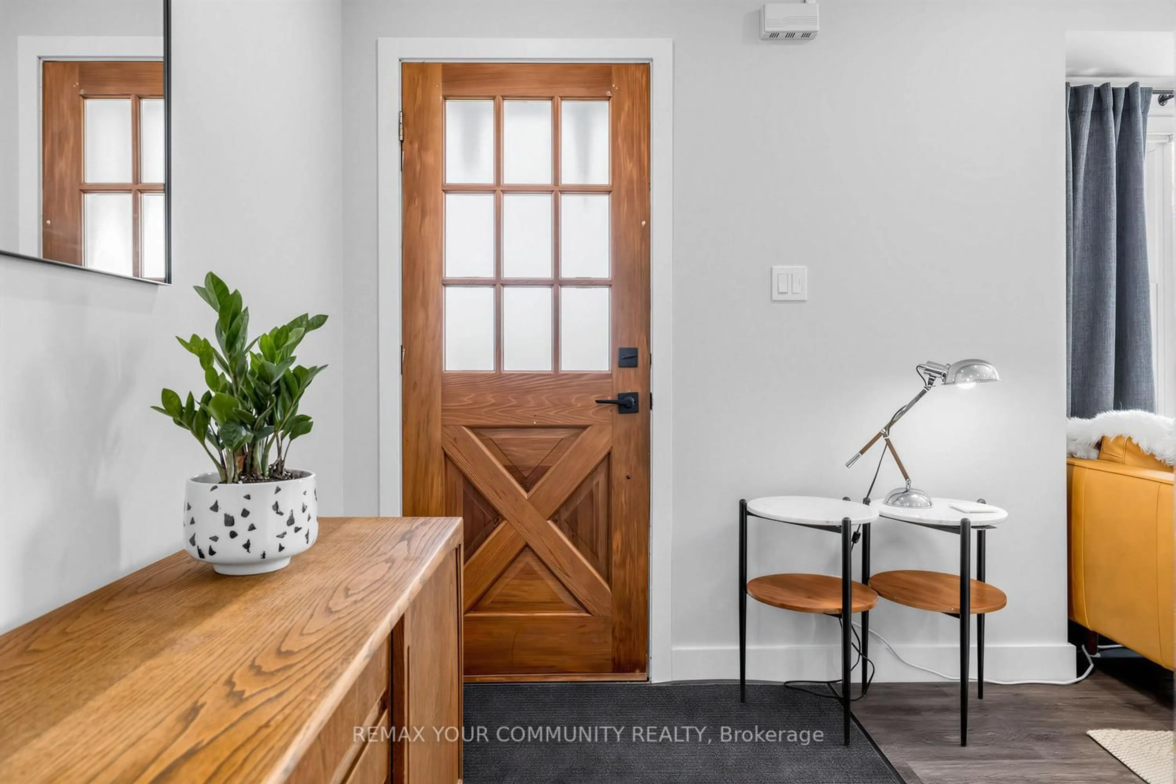 Indoor entryway for 6 Newton St, Barrie Ontario L4M 3N3