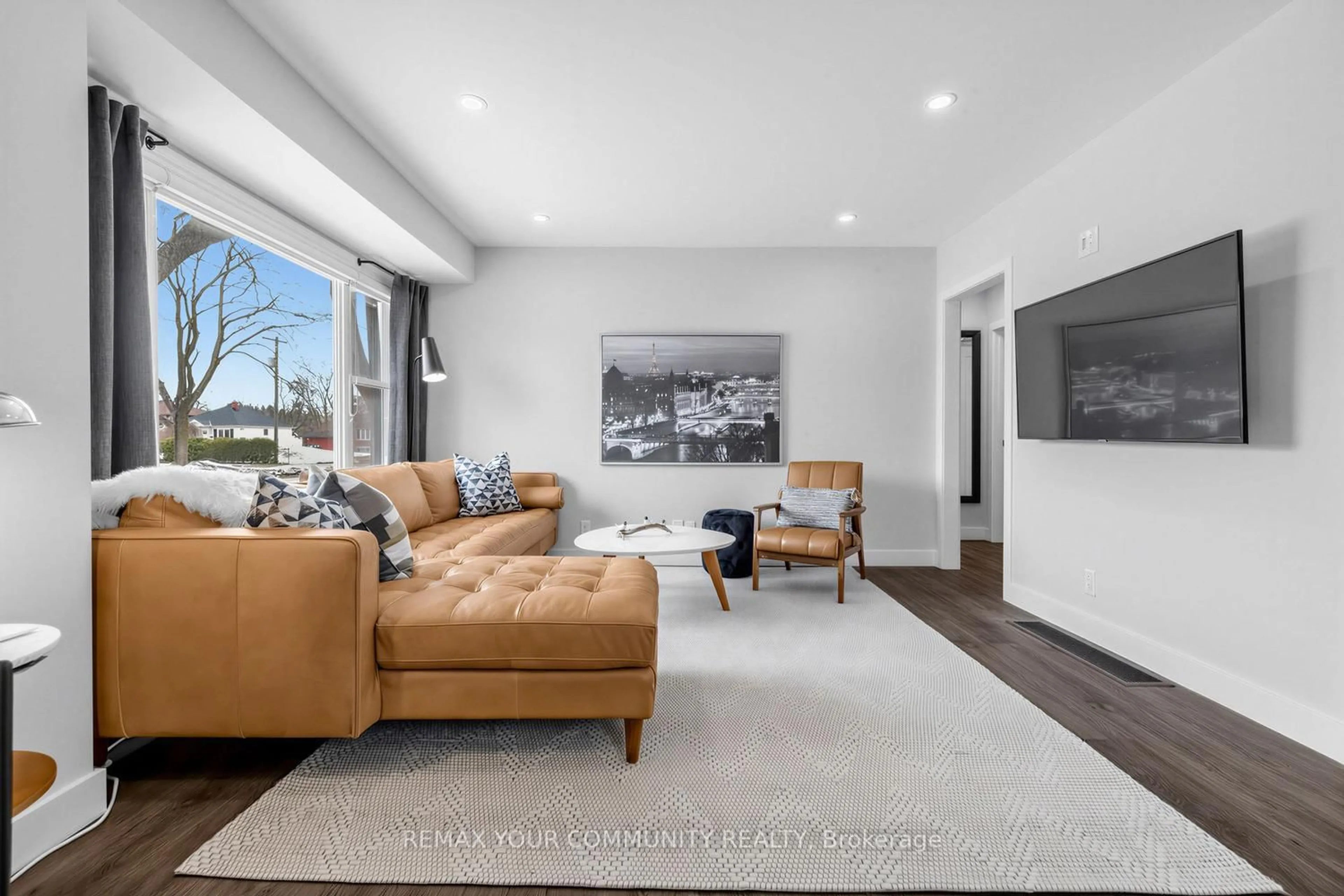 Living room with furniture, unknown for 6 Newton St, Barrie Ontario L4M 3N3