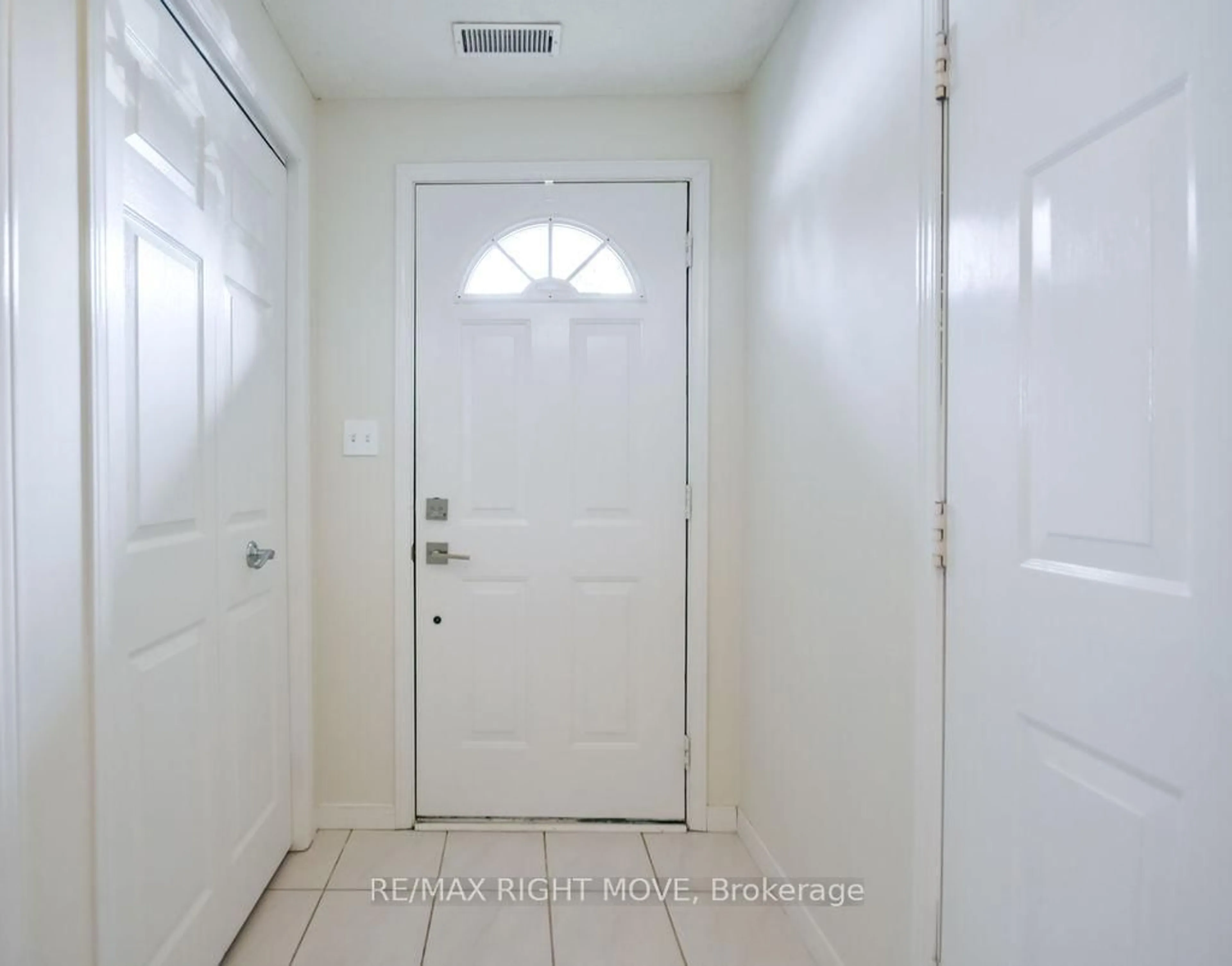 Indoor entryway for 45 Dallas St, Orillia Ontario L3V 7T8
