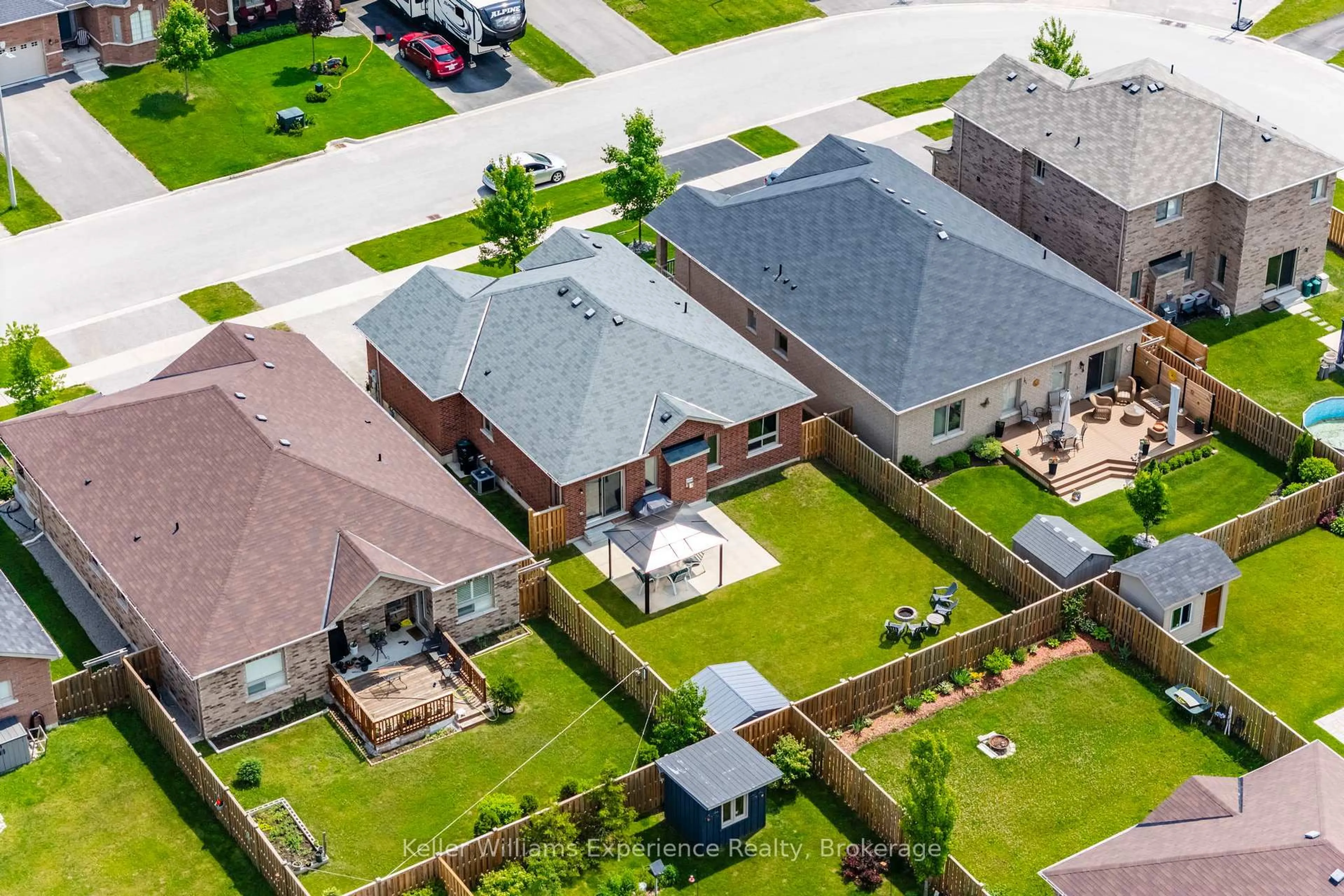 A pic from outside/outdoor area/front of a property/back of a property/a pic from drone, street for 32 Hatton Dr, Penetanguishene Ontario L9M 0V6