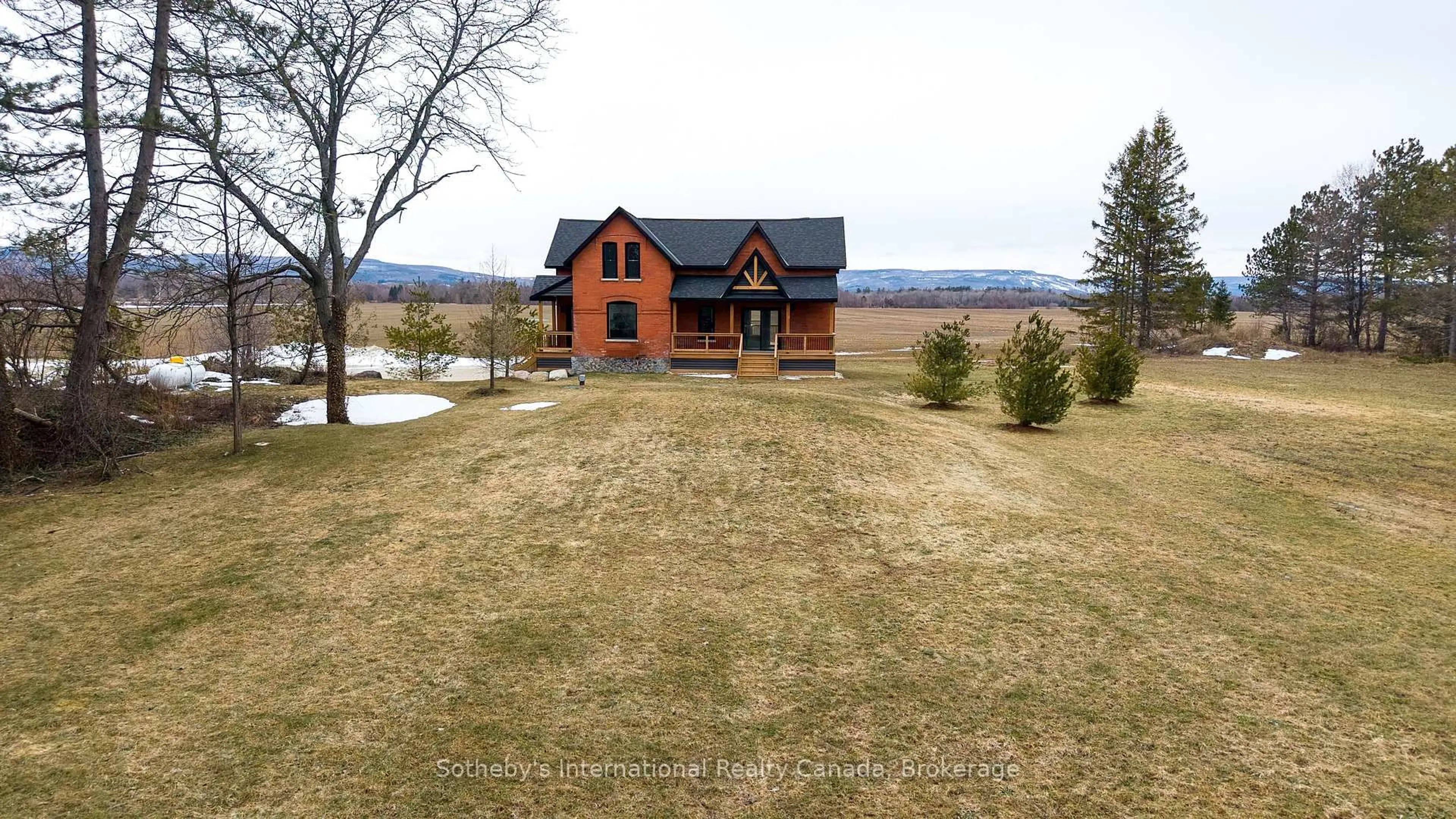 A pic from outside/outdoor area/front of a property/back of a property/a pic from drone, unknown for 1952 Nottawasaga Concession 6, Clearview Ontario L0M 1S0