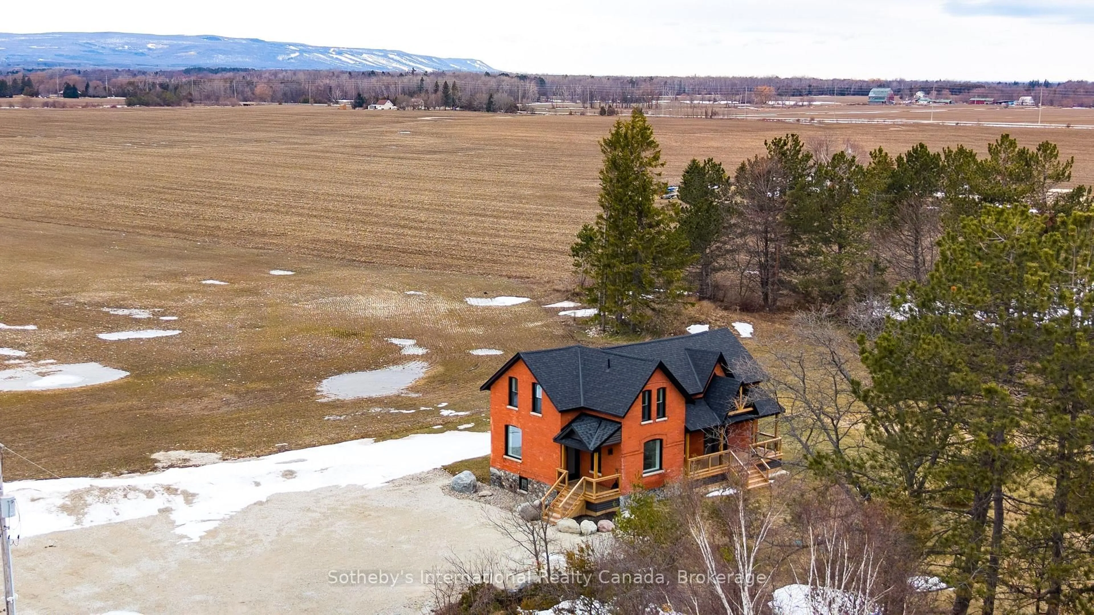 A pic from outside/outdoor area/front of a property/back of a property/a pic from drone, mountain view for 1952 Nottawasaga Concession 6, Clearview Ontario L0M 1S0