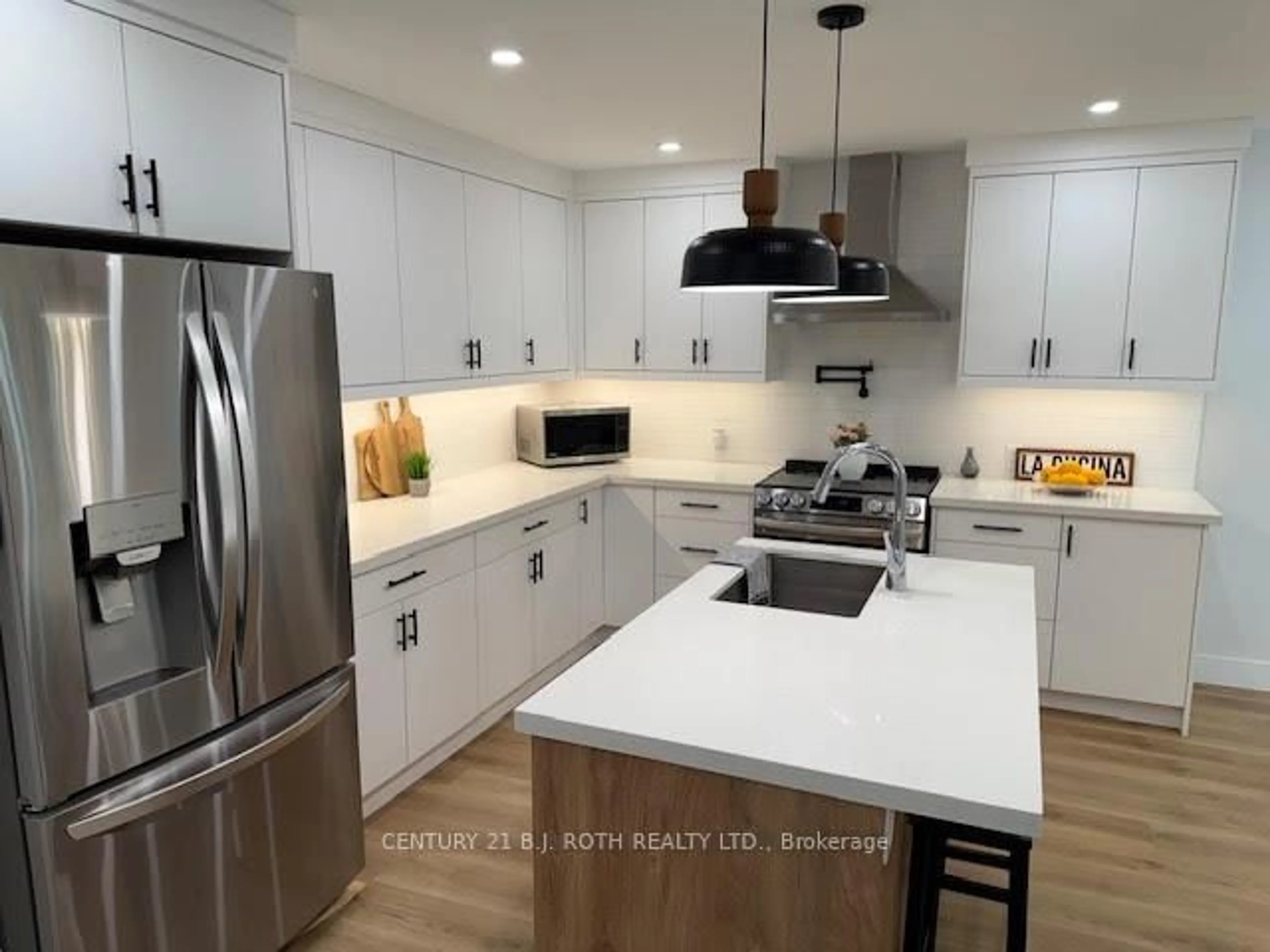 Contemporary kitchen, unknown for 86 Doran Rd, Springwater Ontario L0L 1X0