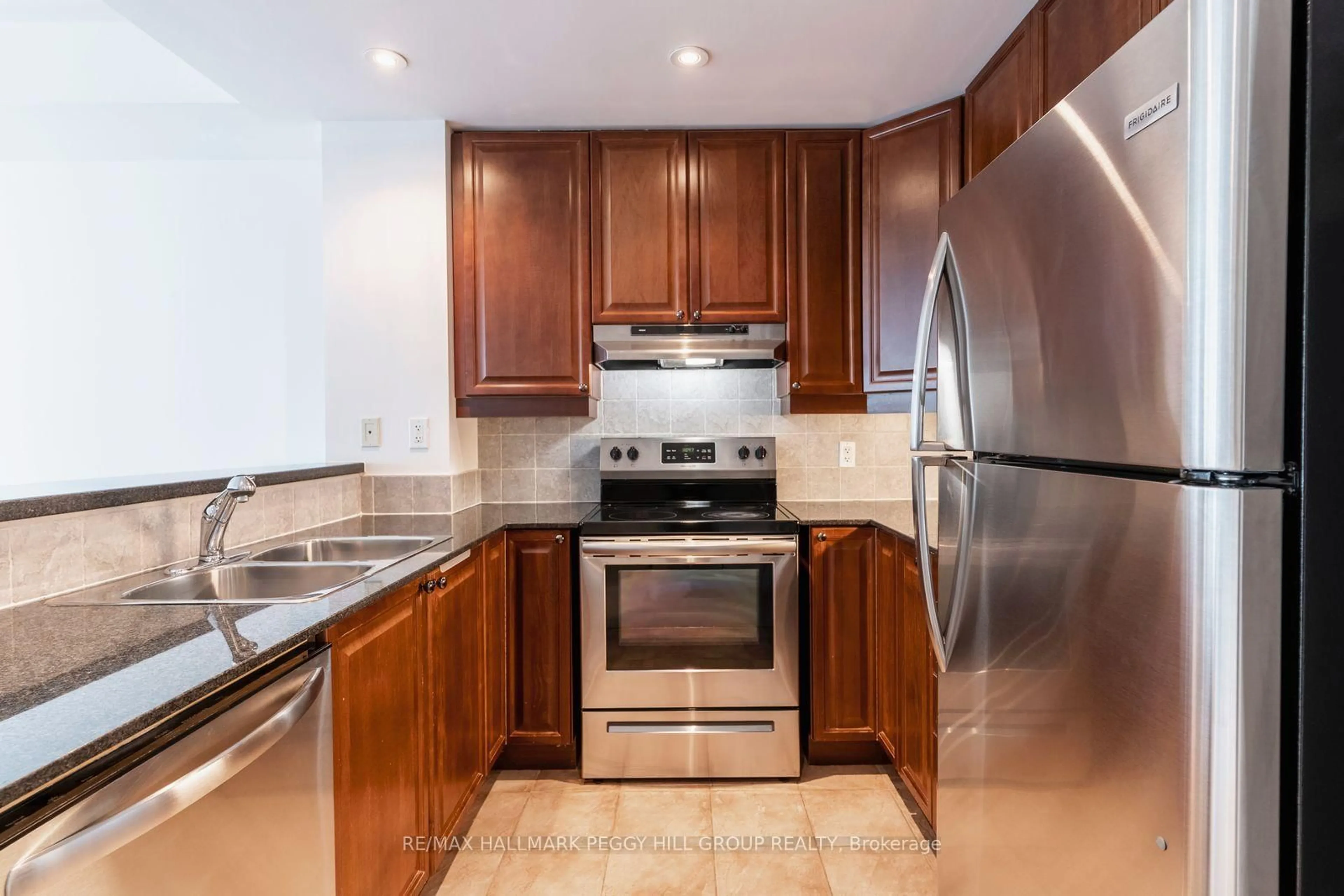 Standard kitchen, ceramic/tile floor for 6 Toronto St #1005, Barrie Ontario L4N 9R2