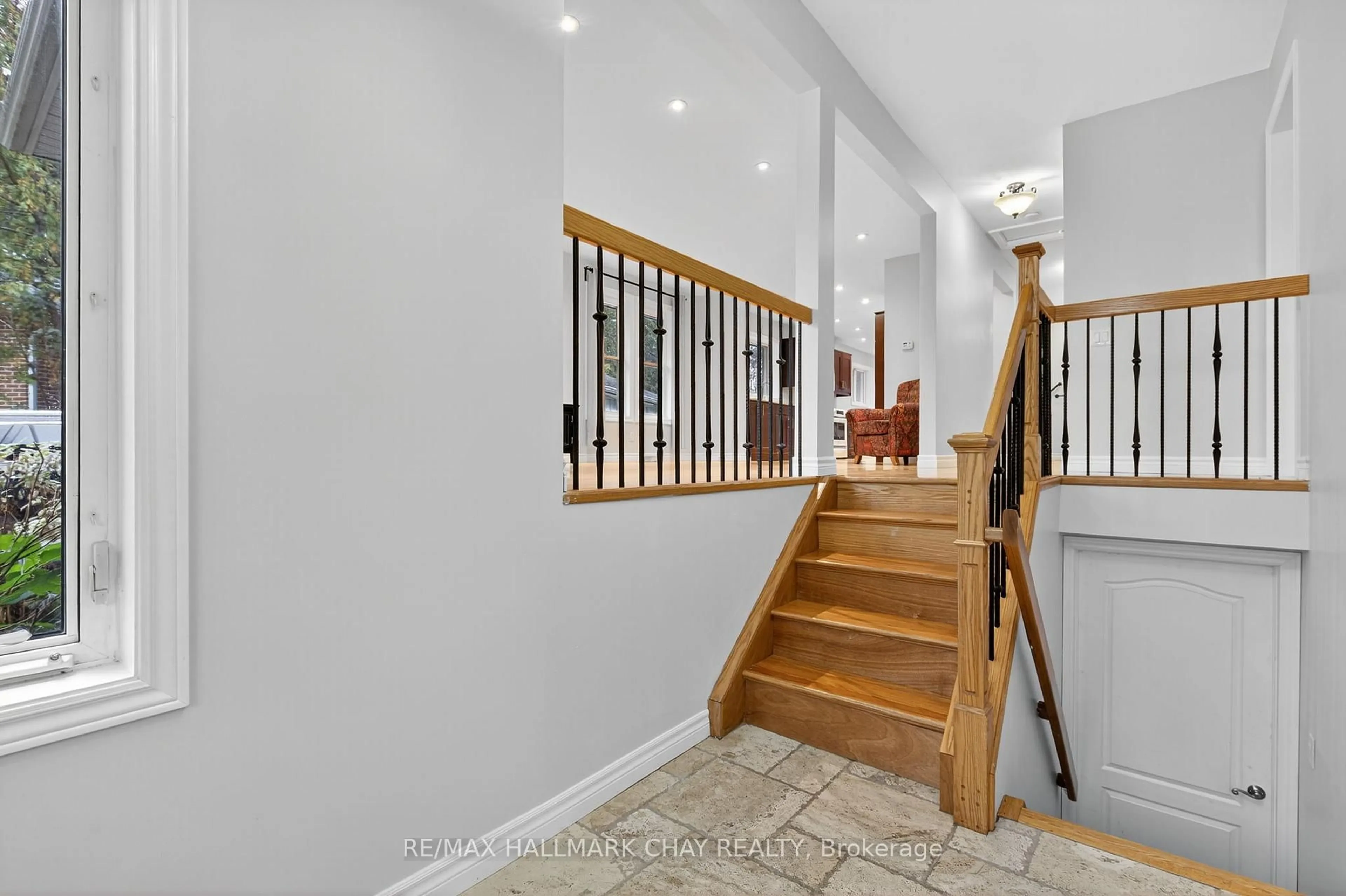 Indoor foyer for 29 Oakley Park Sq, Barrie Ontario L4M 2K2