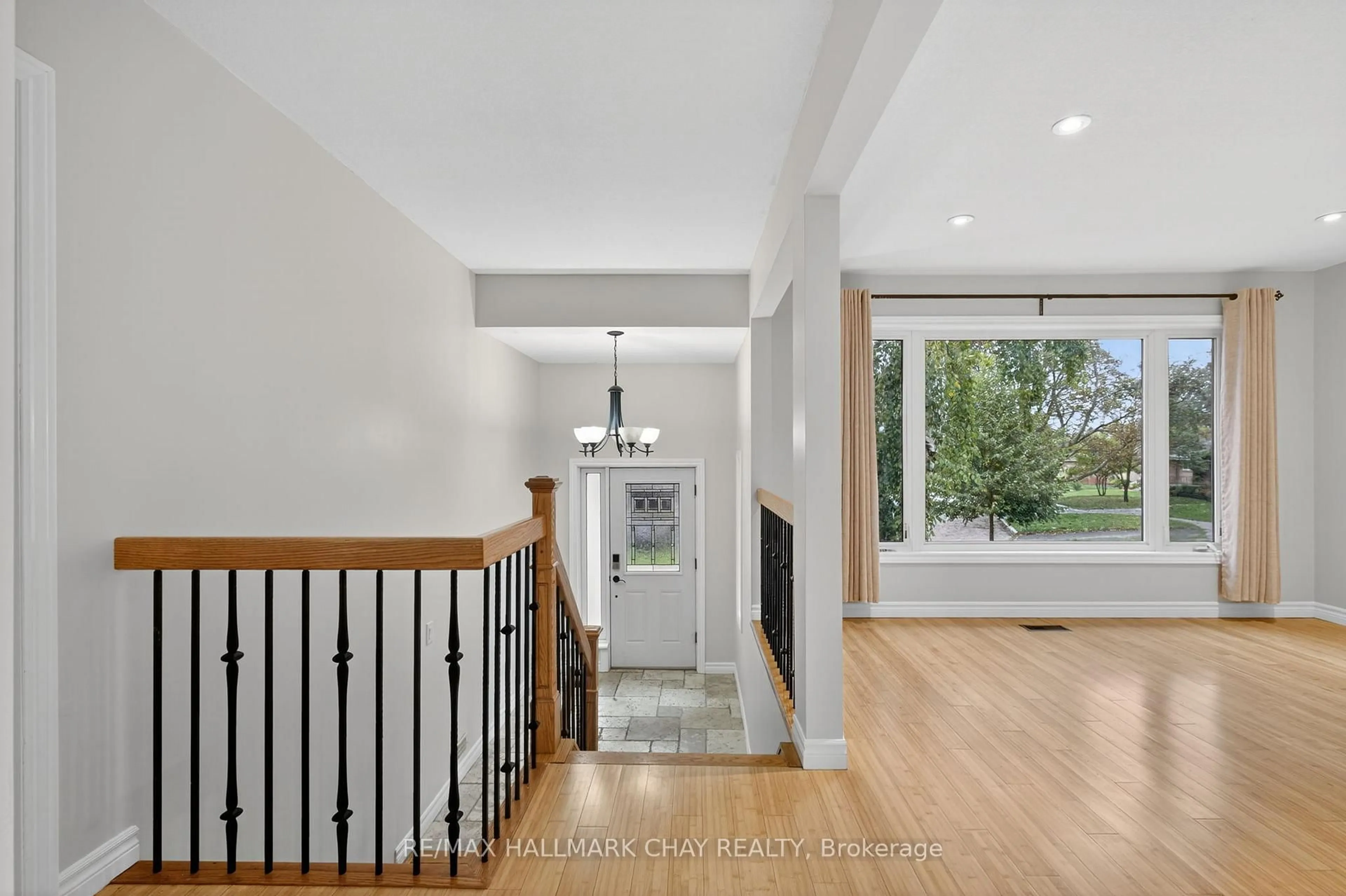 Indoor entryway for 29 Oakley Park Sq, Barrie Ontario L4M 2K2