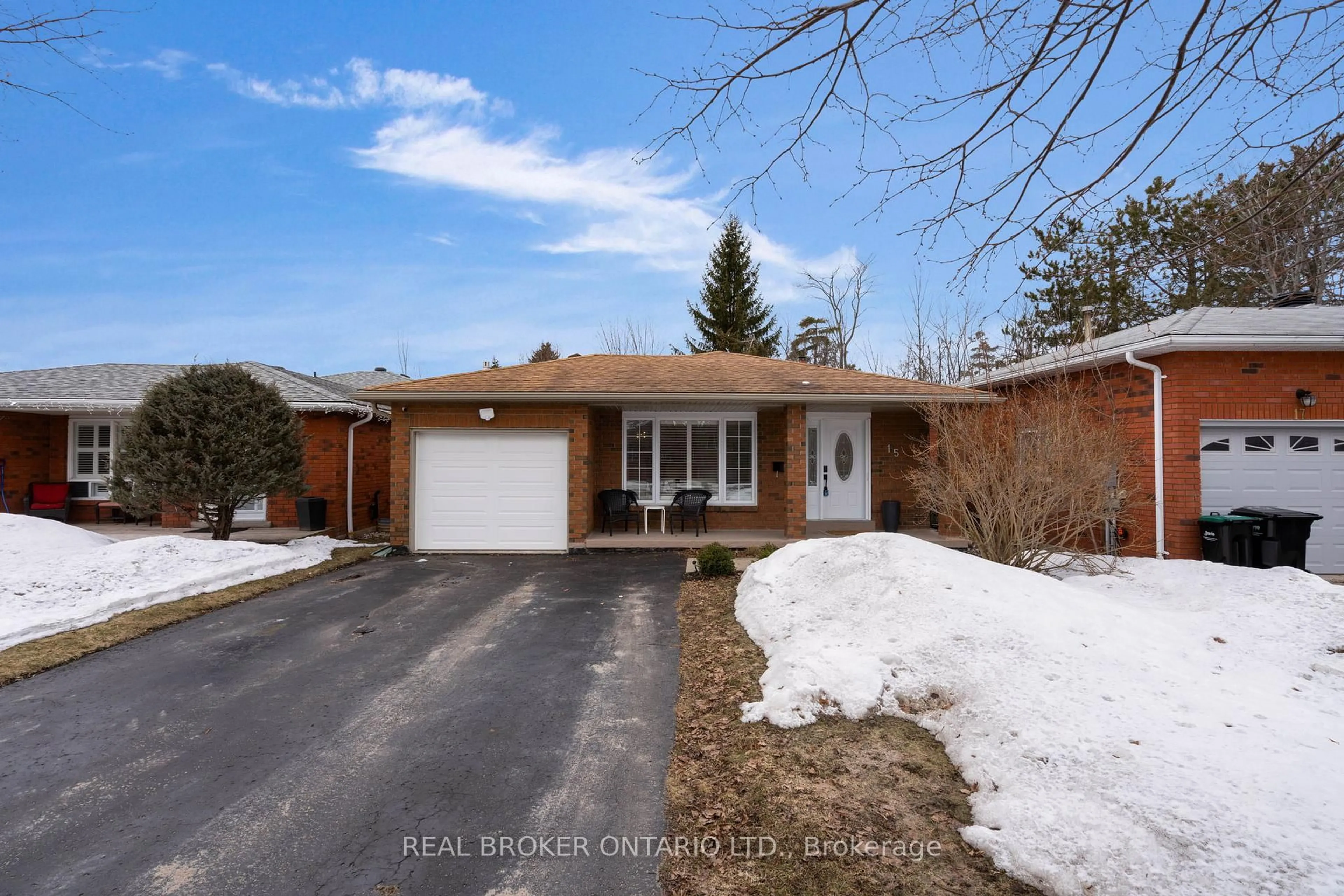 A pic from outside/outdoor area/front of a property/back of a property/a pic from drone, street for 15 Buchanan St, Barrie Ontario L4M 6B7