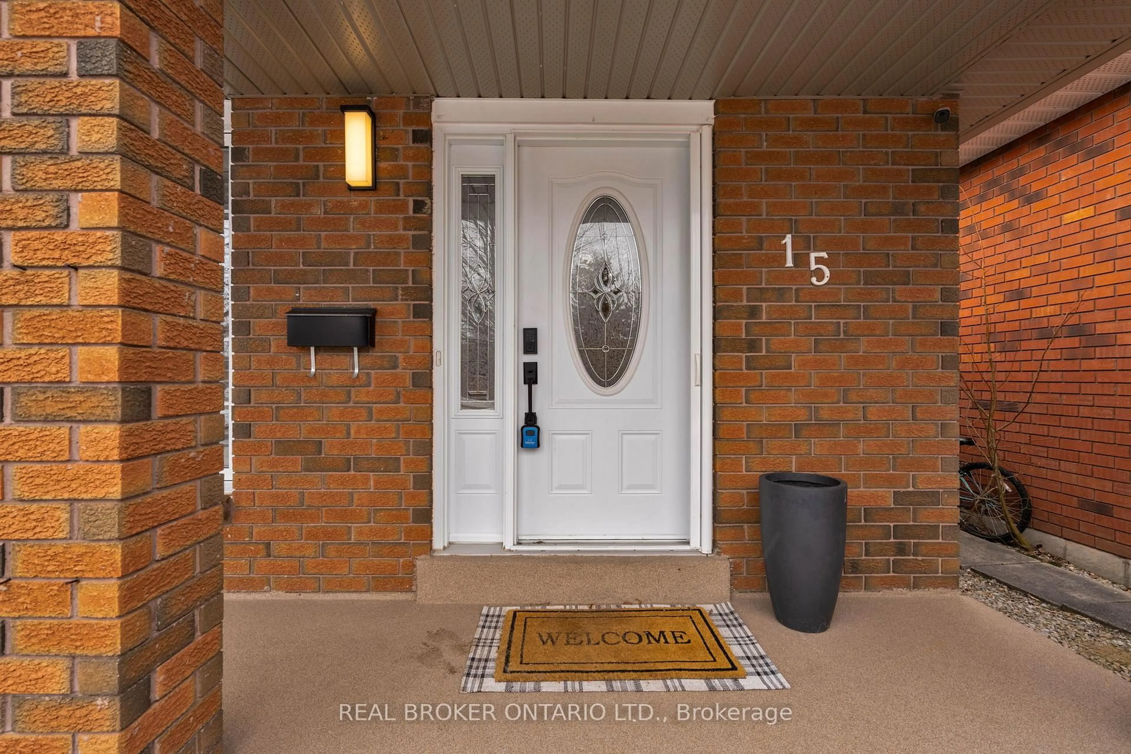 Indoor entryway for 15 Buchanan St, Barrie Ontario L4M 6B7