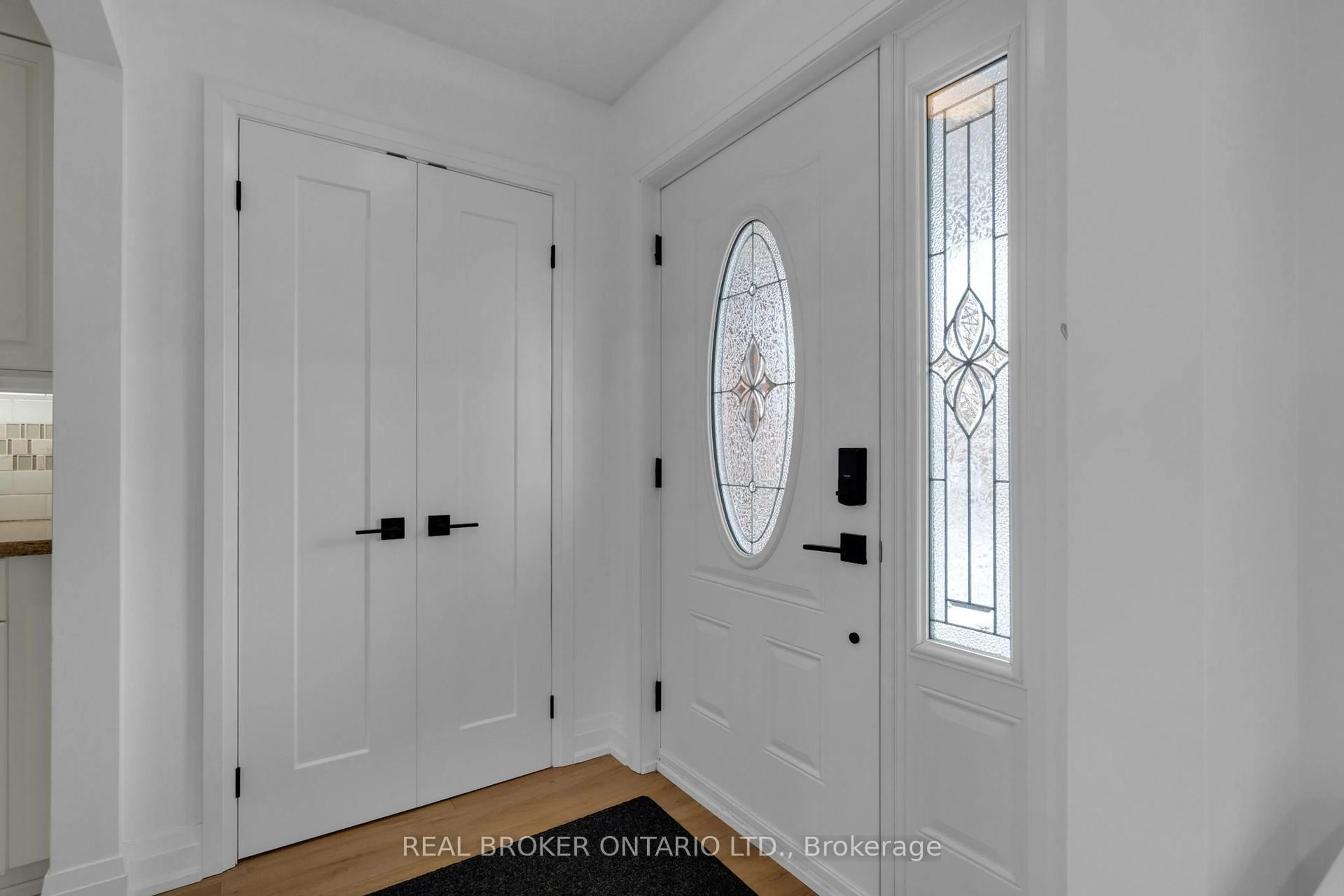 Indoor entryway for 15 Buchanan St, Barrie Ontario L4M 6B7