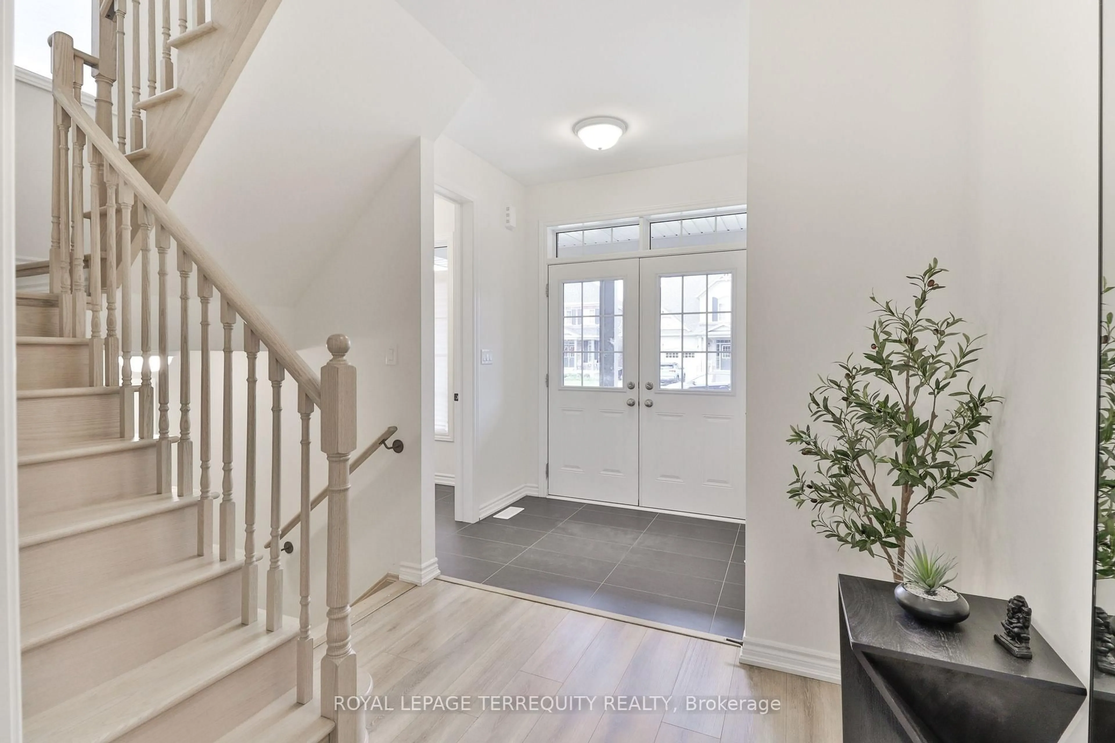 Indoor entryway for 26 Sanford Circ, Springwater Ontario L9X 2A8