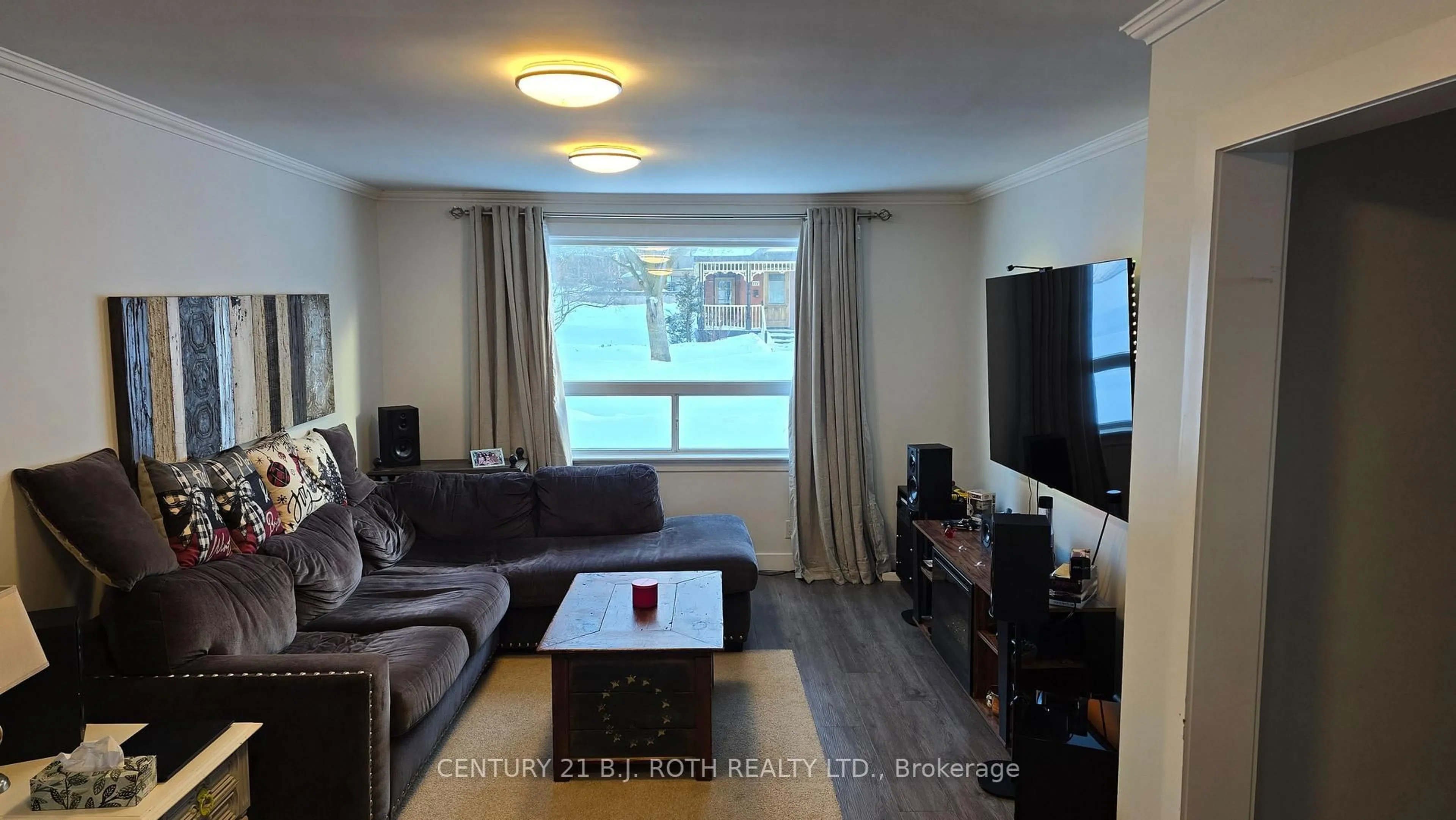 Living room with furniture, wood/laminate floor for 121 Cumberland St, Barrie Ontario L4N 2P8