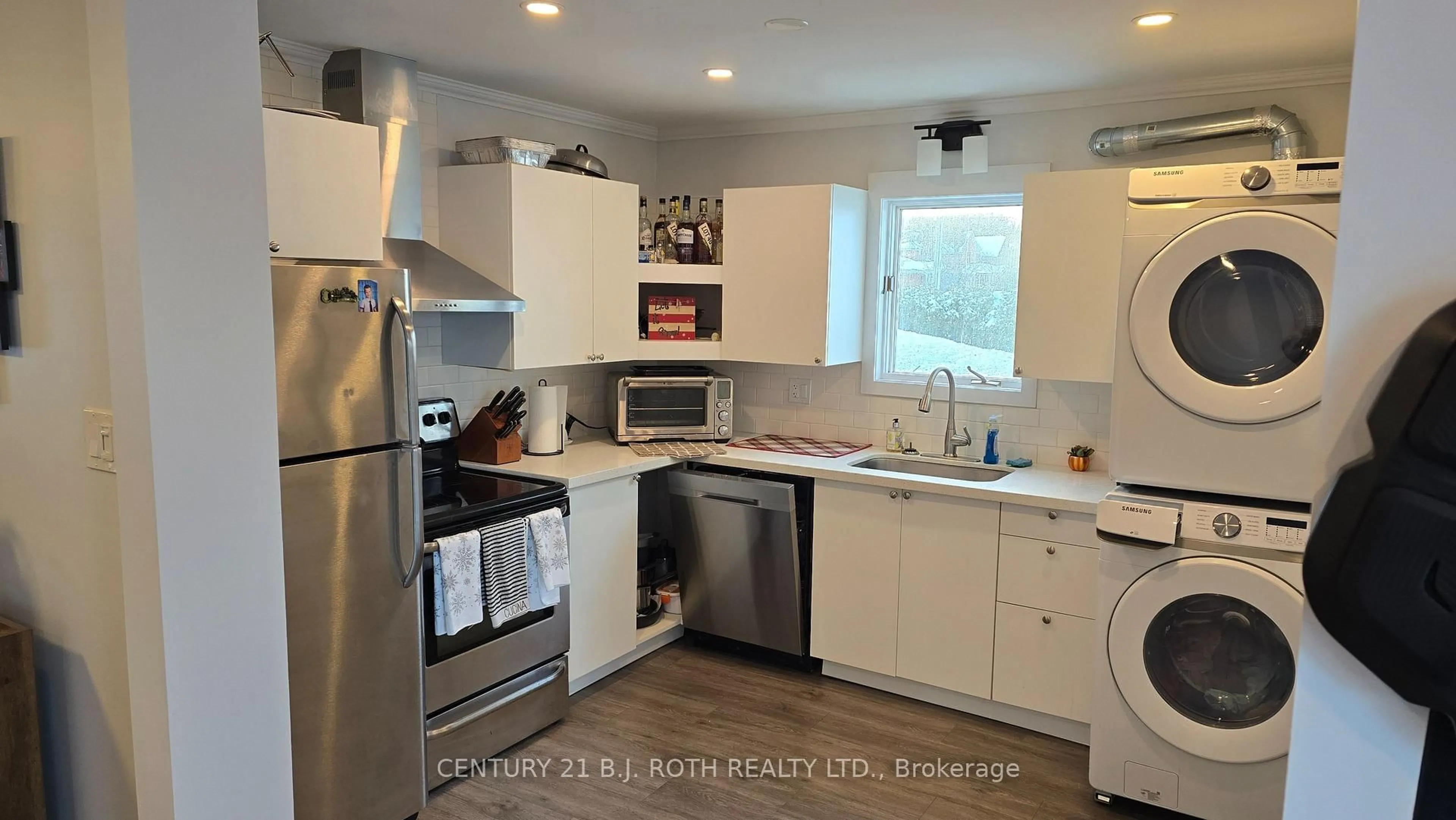 Standard kitchen, unknown for 121 Cumberland St, Barrie Ontario L4N 2P8