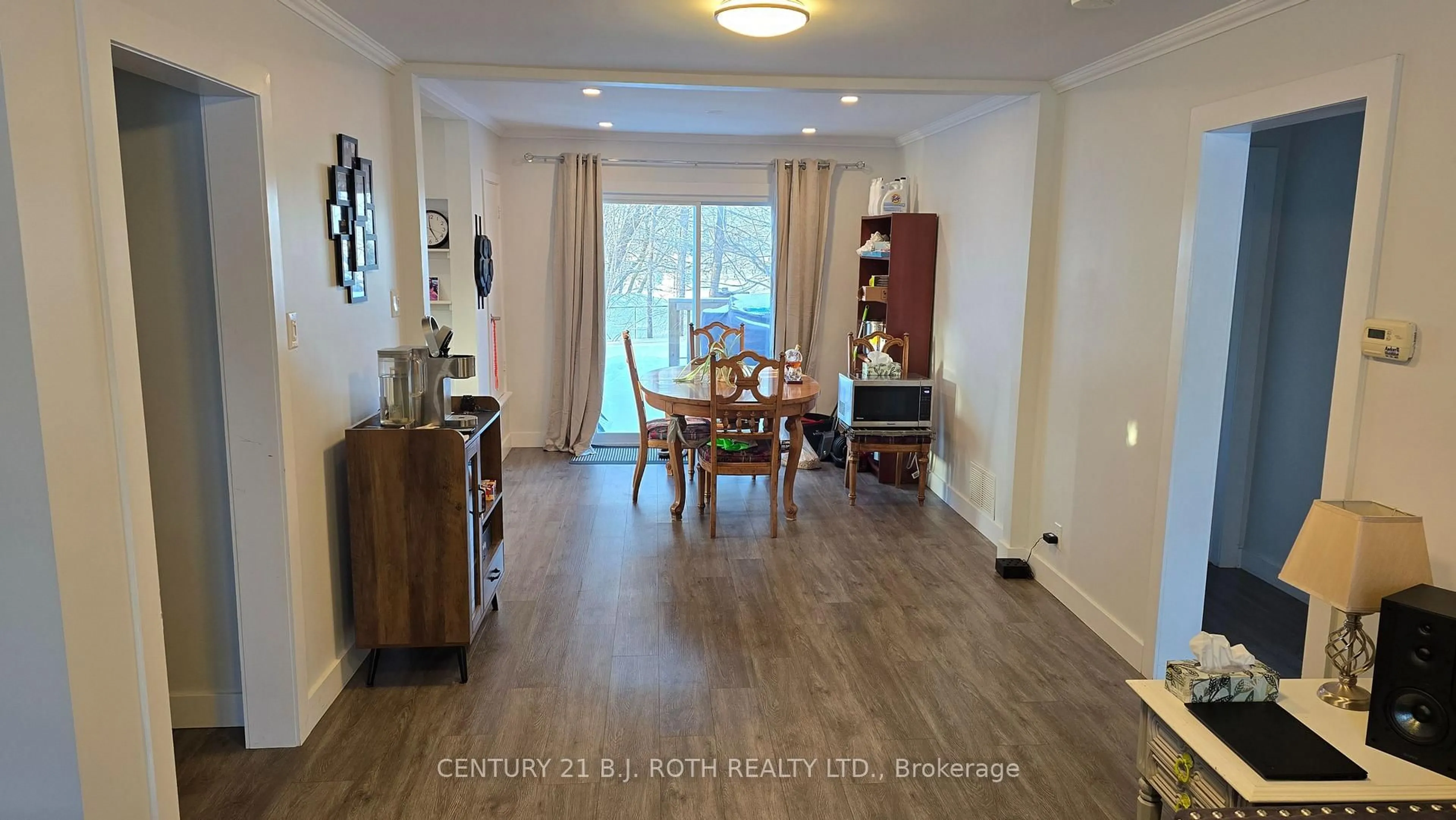 Dining room, wood/laminate floor for 121 Cumberland St, Barrie Ontario L4N 2P8