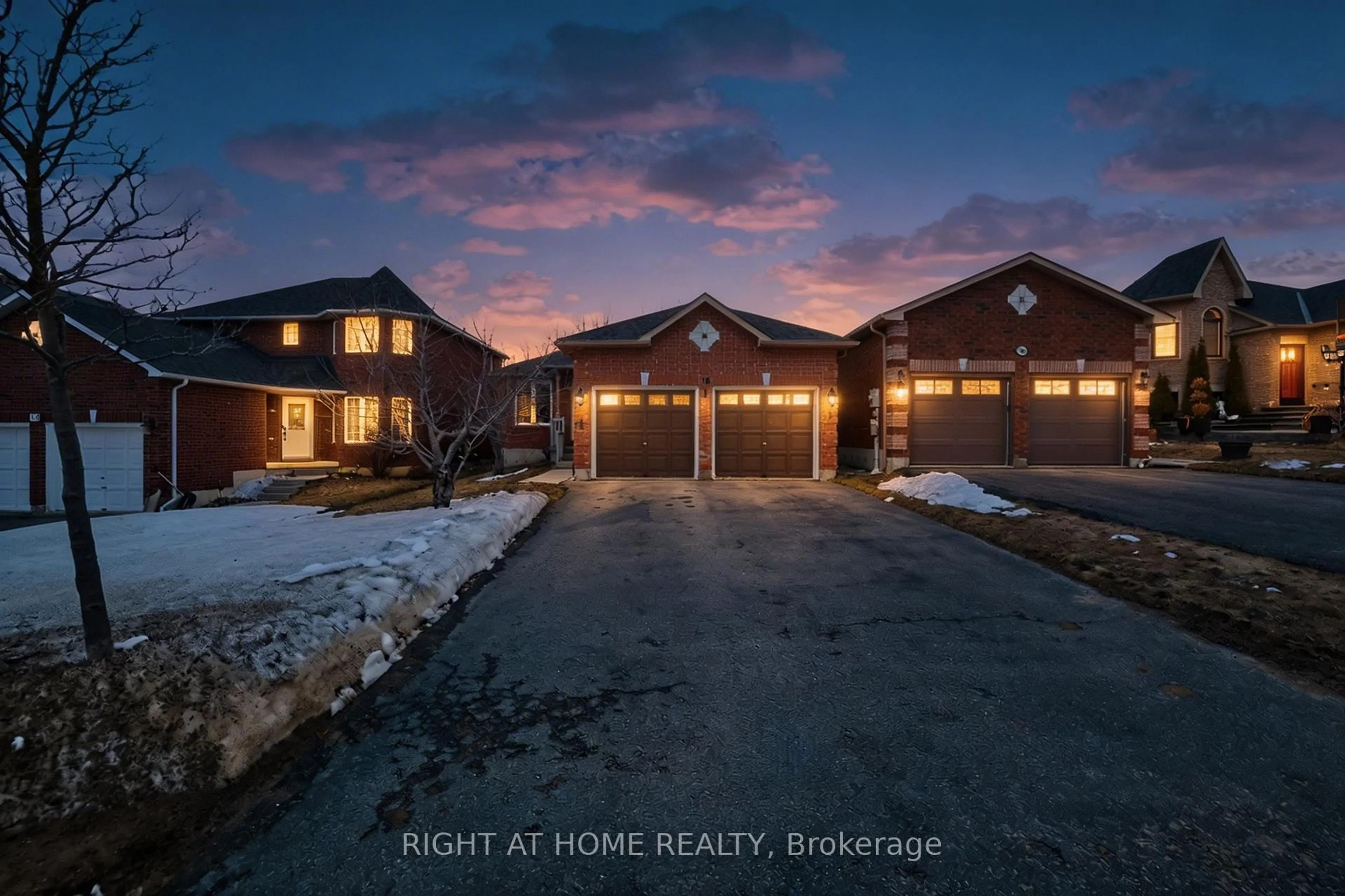 A pic from outside/outdoor area/front of a property/back of a property/a pic from drone, street for 16 Glenhill Dr, Barrie Ontario L4N 5X4