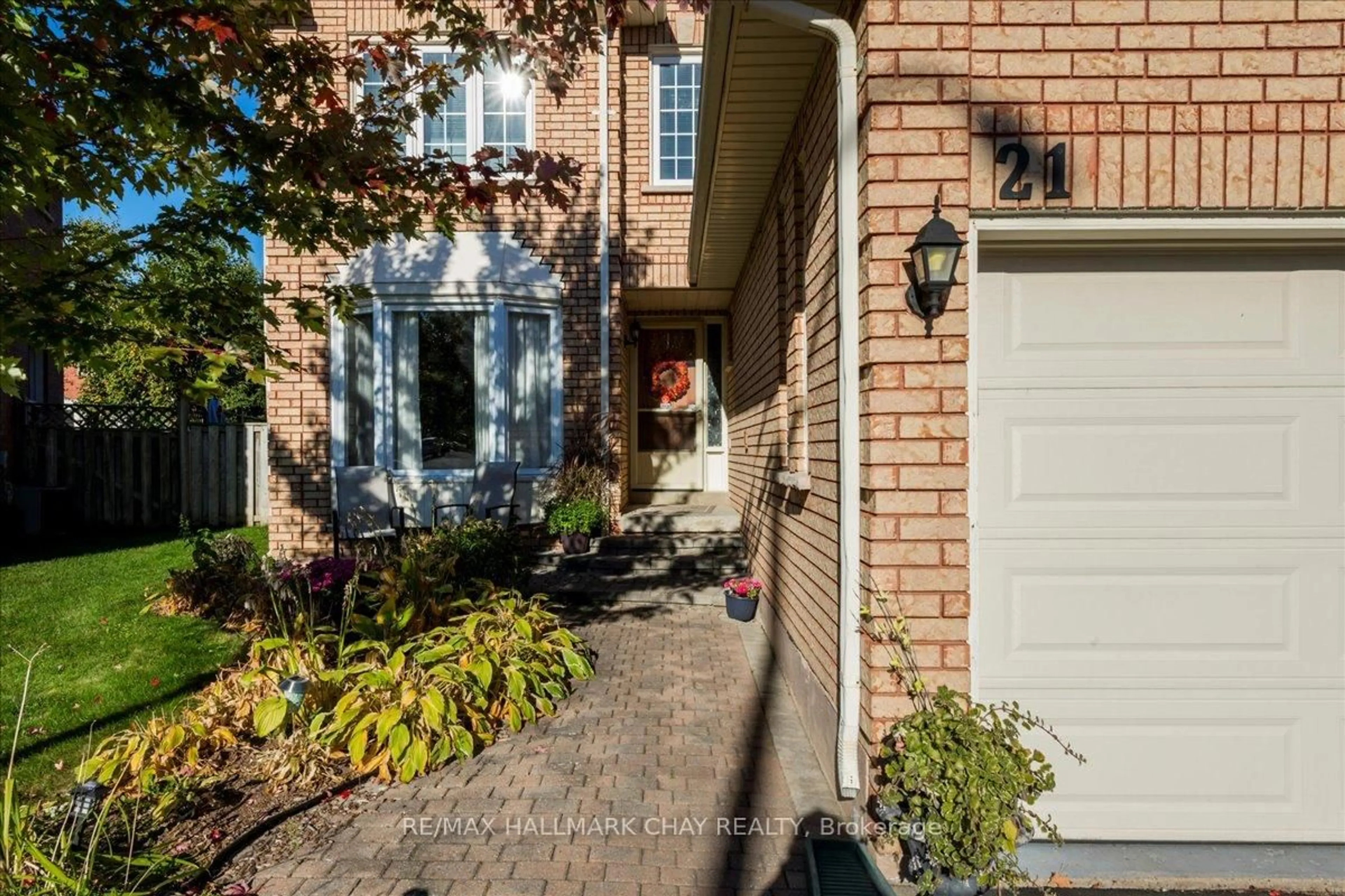 Home with brick exterior material, street for 21 Barwick Dr, Barrie Ontario L4N 6Z7