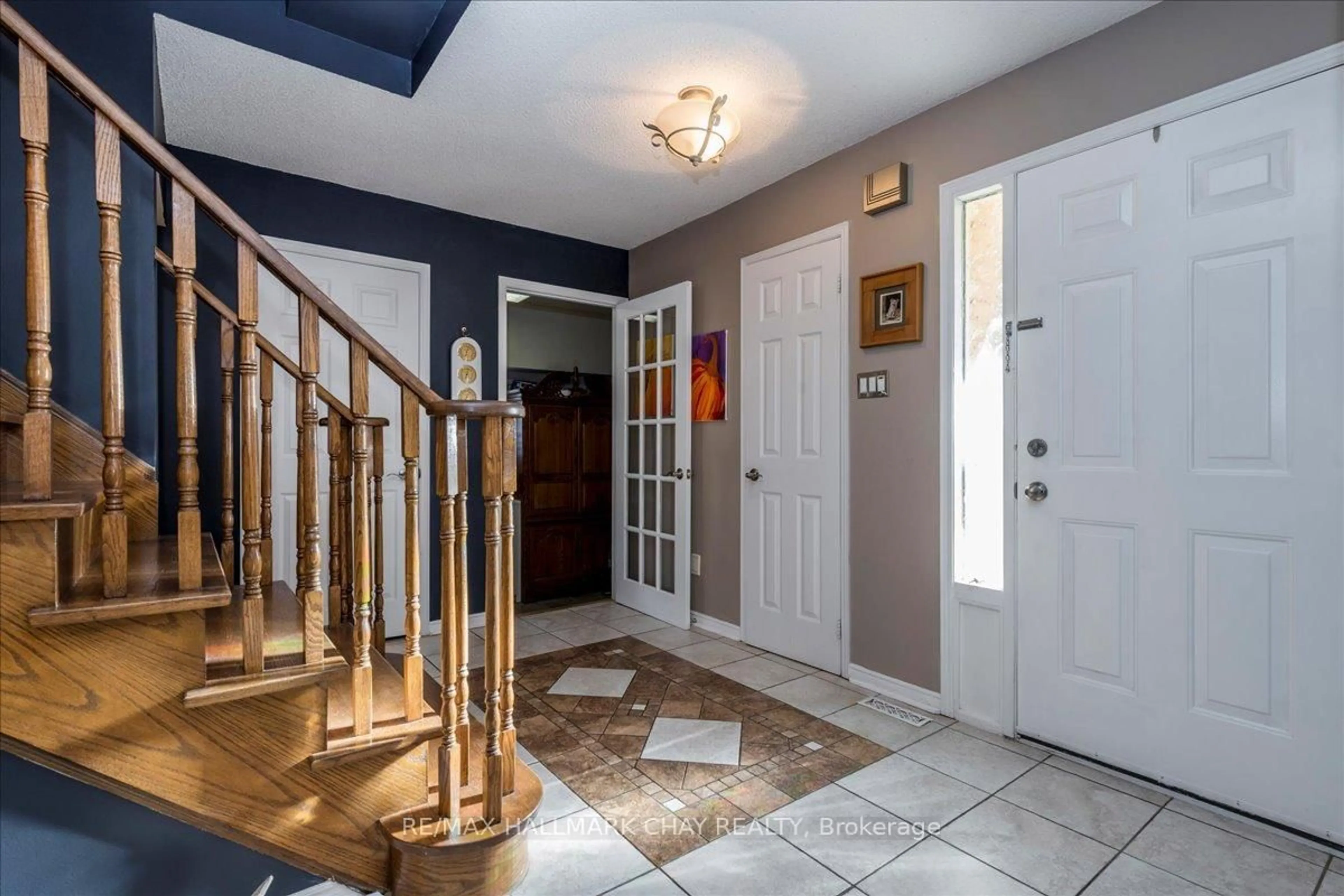 Indoor entryway for 21 Barwick Dr, Barrie Ontario L4N 6Z7
