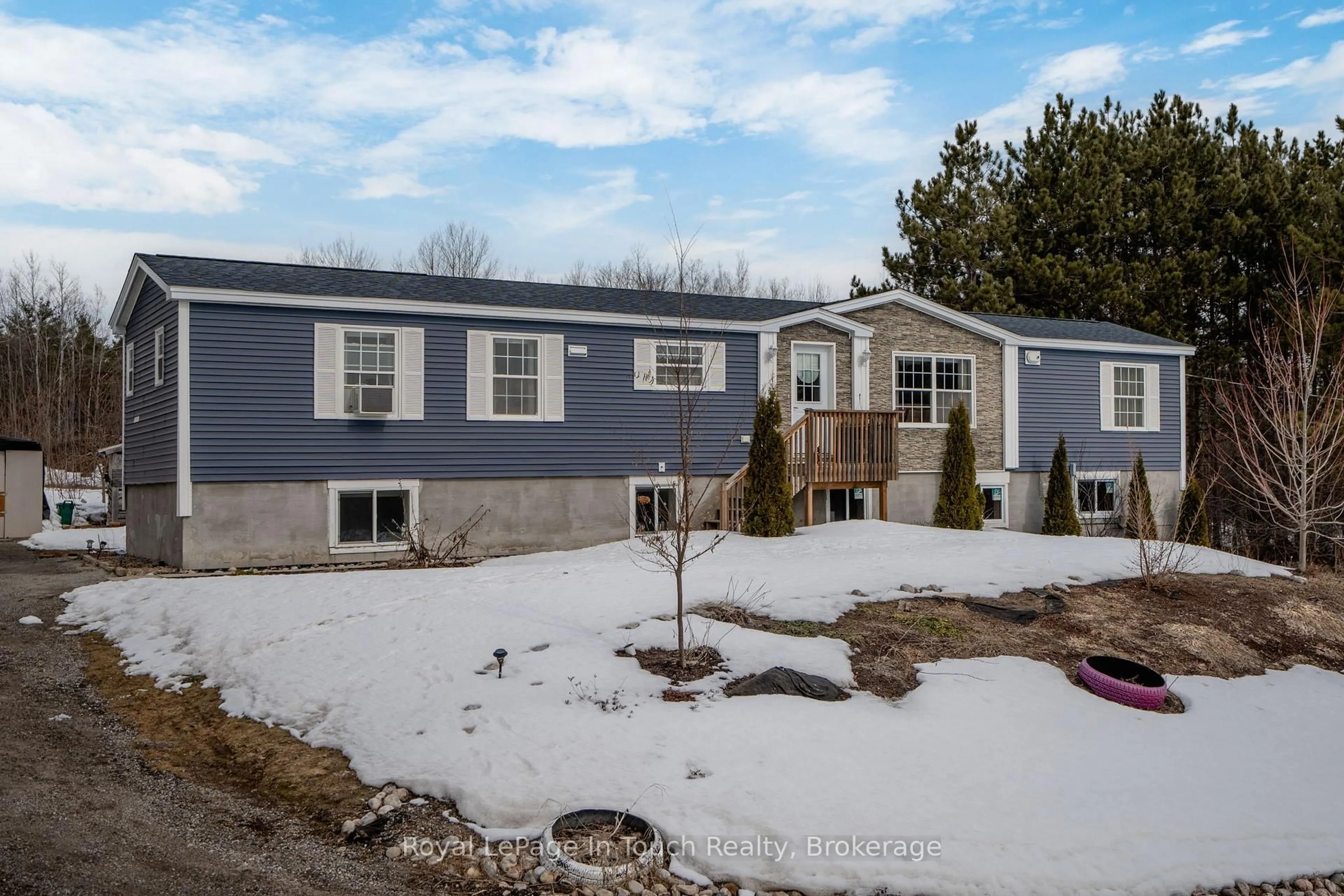 Home with vinyl exterior material, unknown for 9732 93 Highway, Midland Ontario L4R 4L9