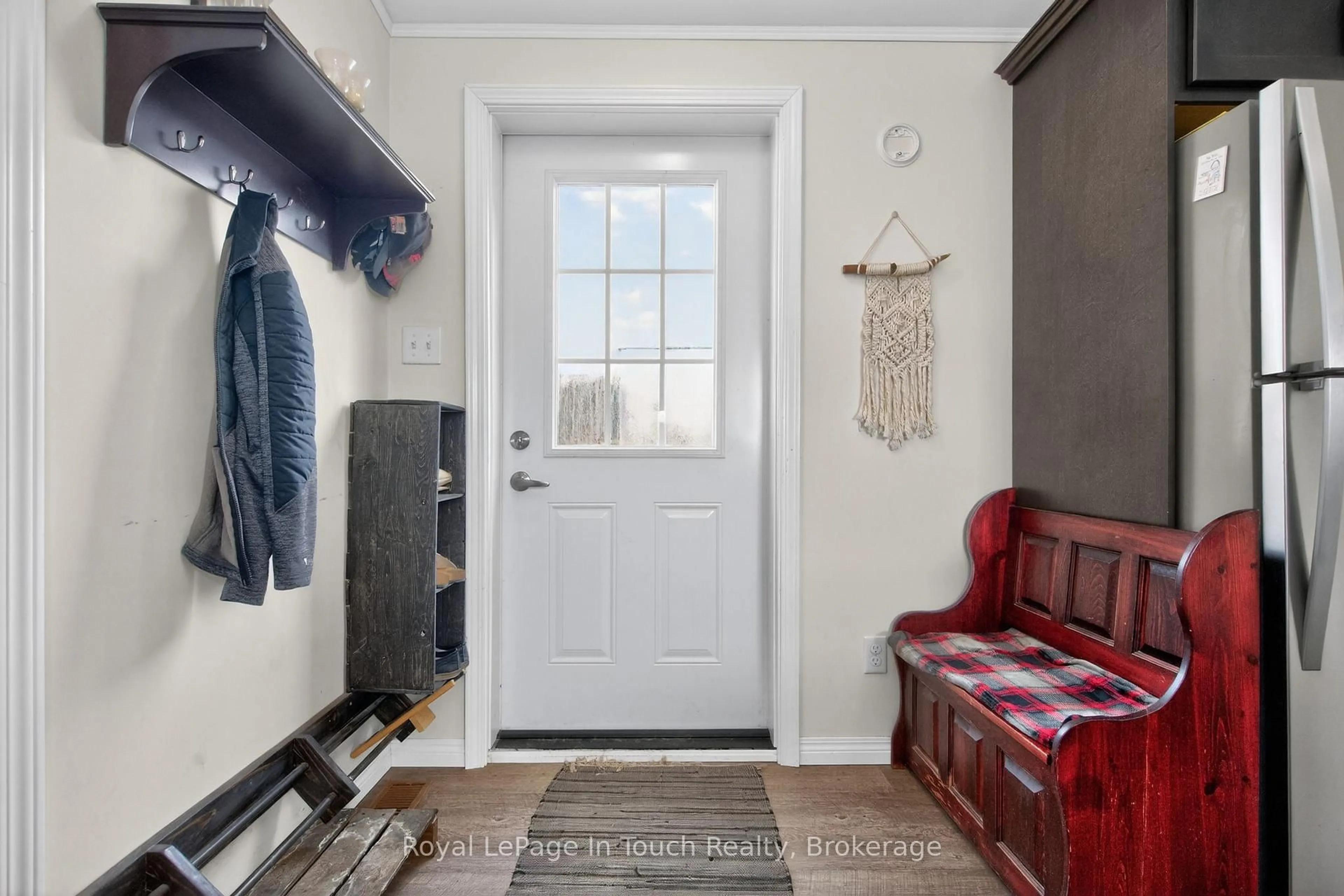 Indoor entryway for 9732 93 Highway, Midland Ontario L4R 4L9