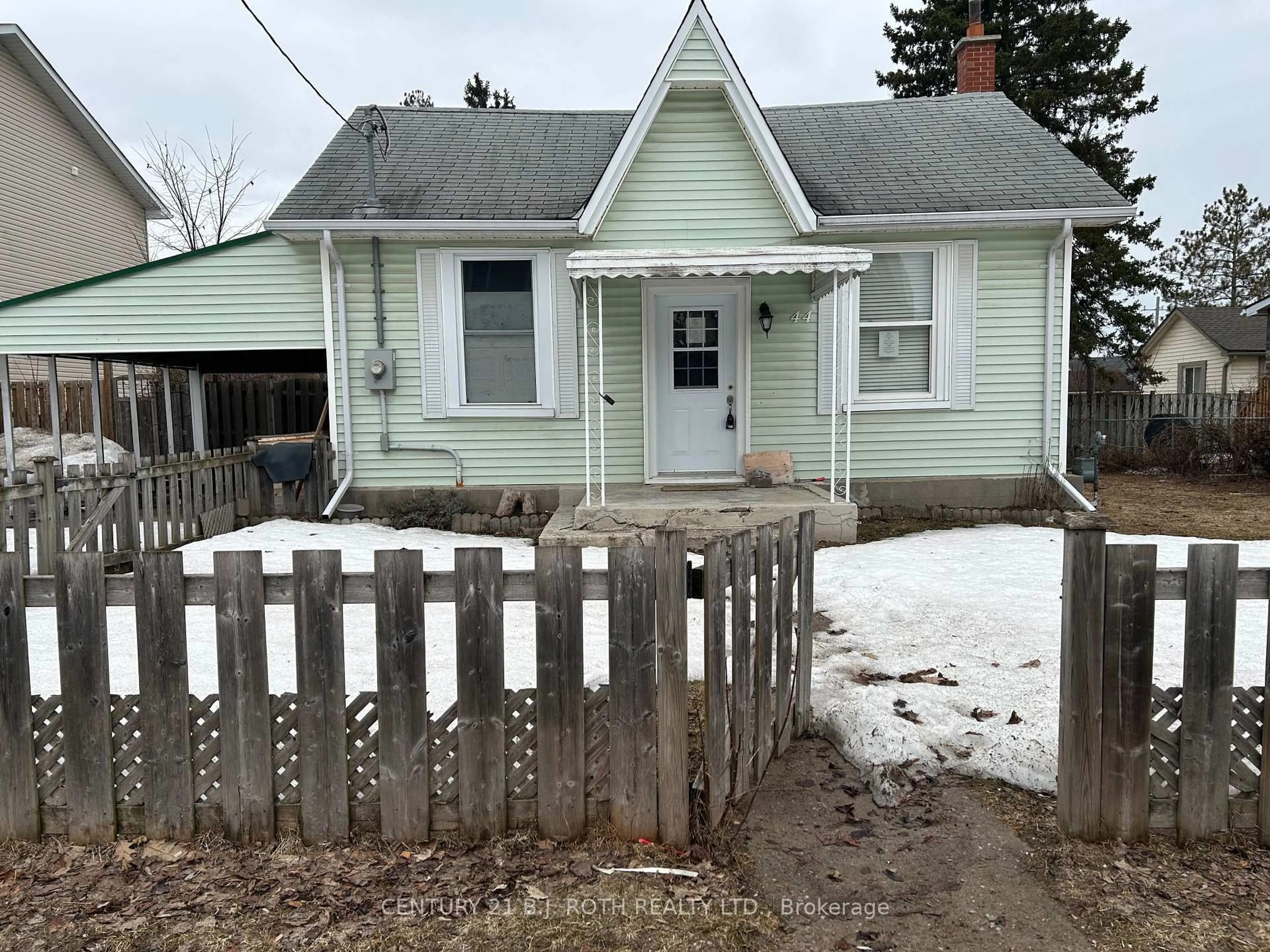 A pic from outside/outdoor area/front of a property/back of a property/a pic from drone, street for 44 Sanford St, Barrie Ontario L4N 3C4