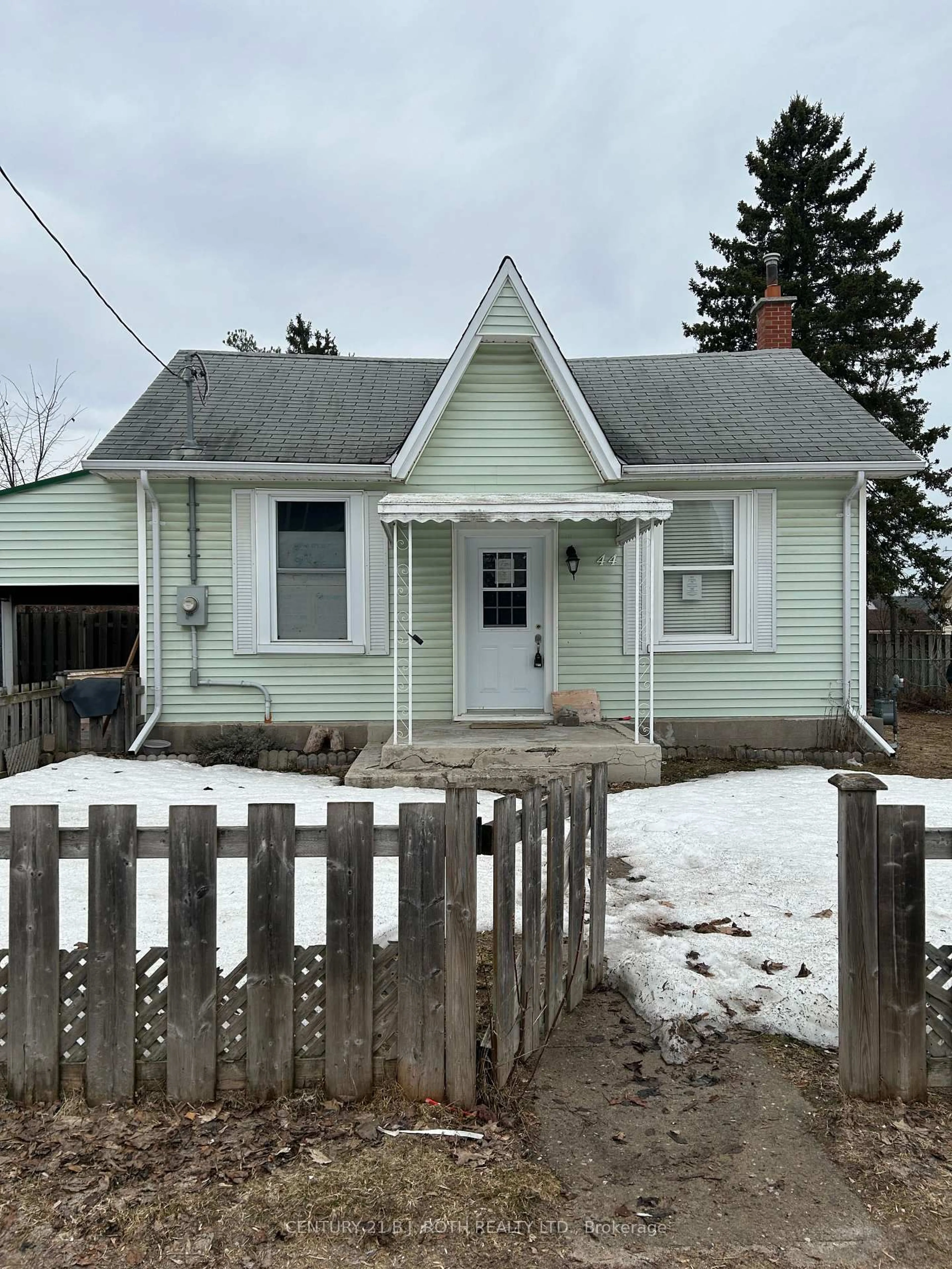 Home with vinyl exterior material, street for 44 Sanford St, Barrie Ontario L4N 3C4