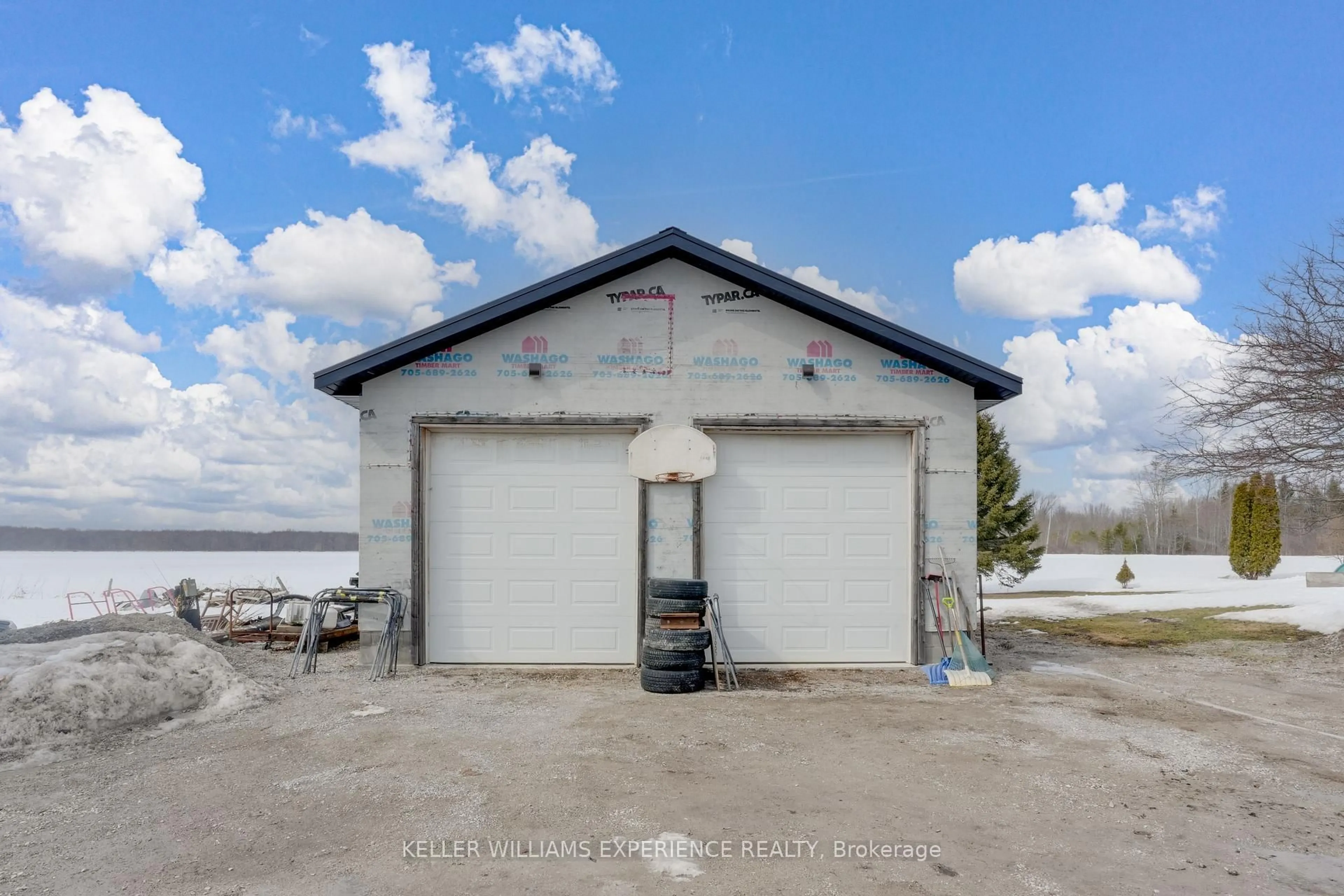 Indoor garage for 2418 Uhthoff Line, Severn Ontario L3V 6H4