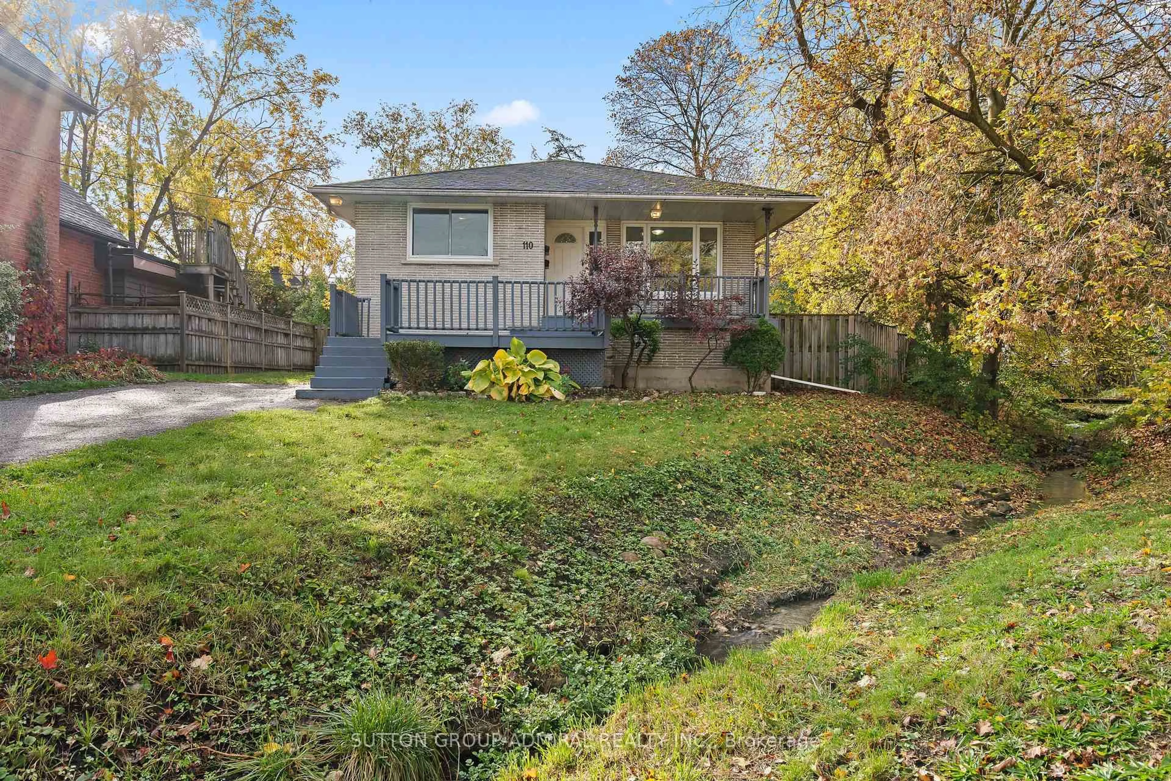 A pic from outside/outdoor area/front of a property/back of a property/a pic from drone, street for 110 Cumberland St, Barrie Ontario L4N 2P7