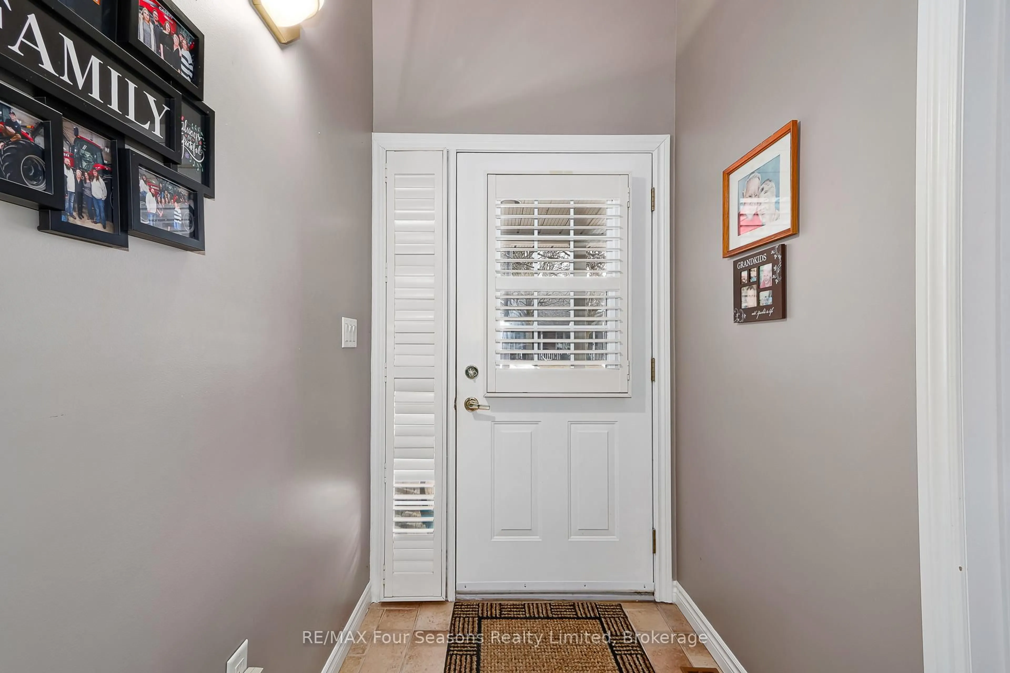 Indoor entryway for 275 Huron St #49, Clearview Ontario L0M 1S0