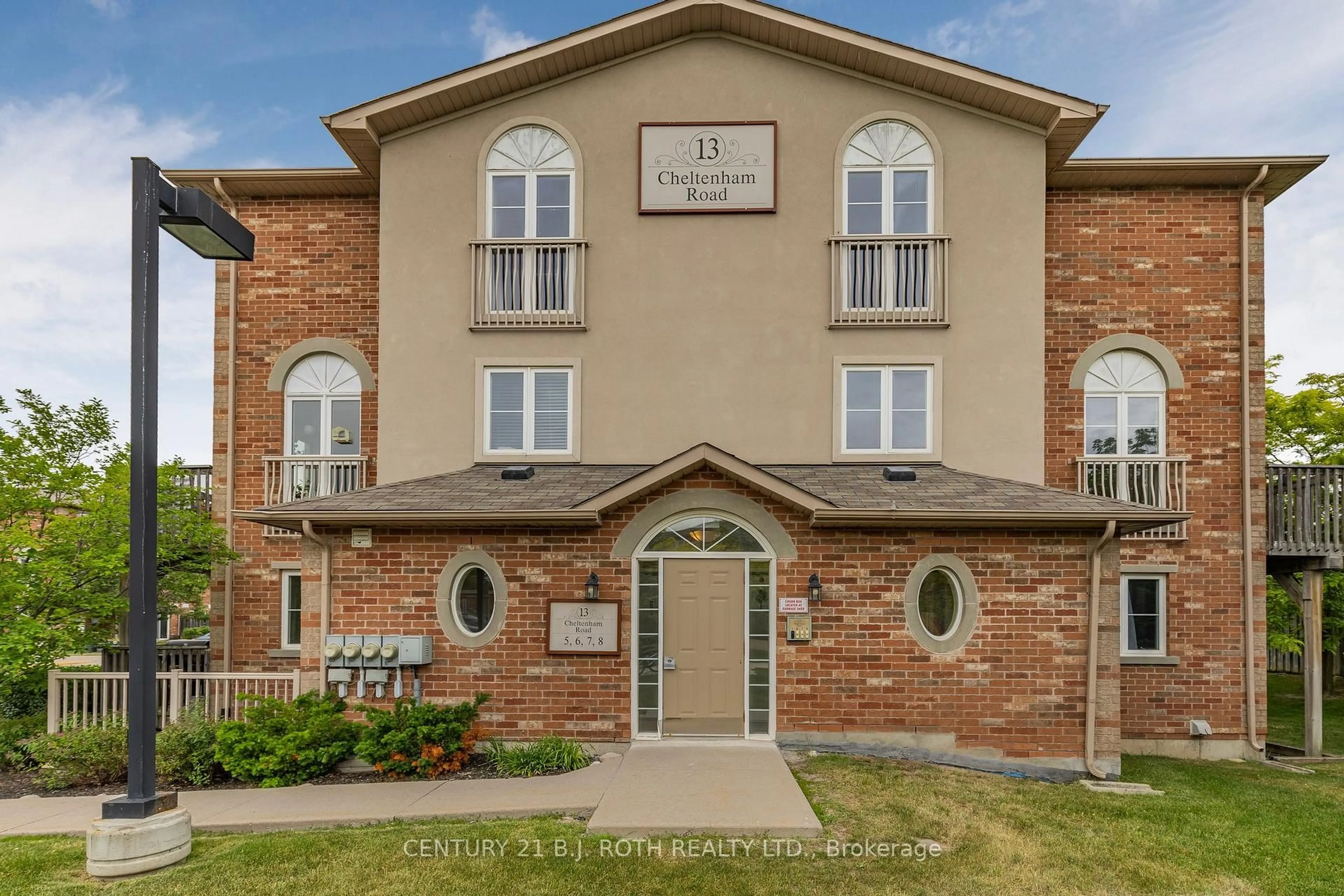 Indoor foyer for 13 Cheltenham Rd #7, Barrie Ontario L4M 0E7