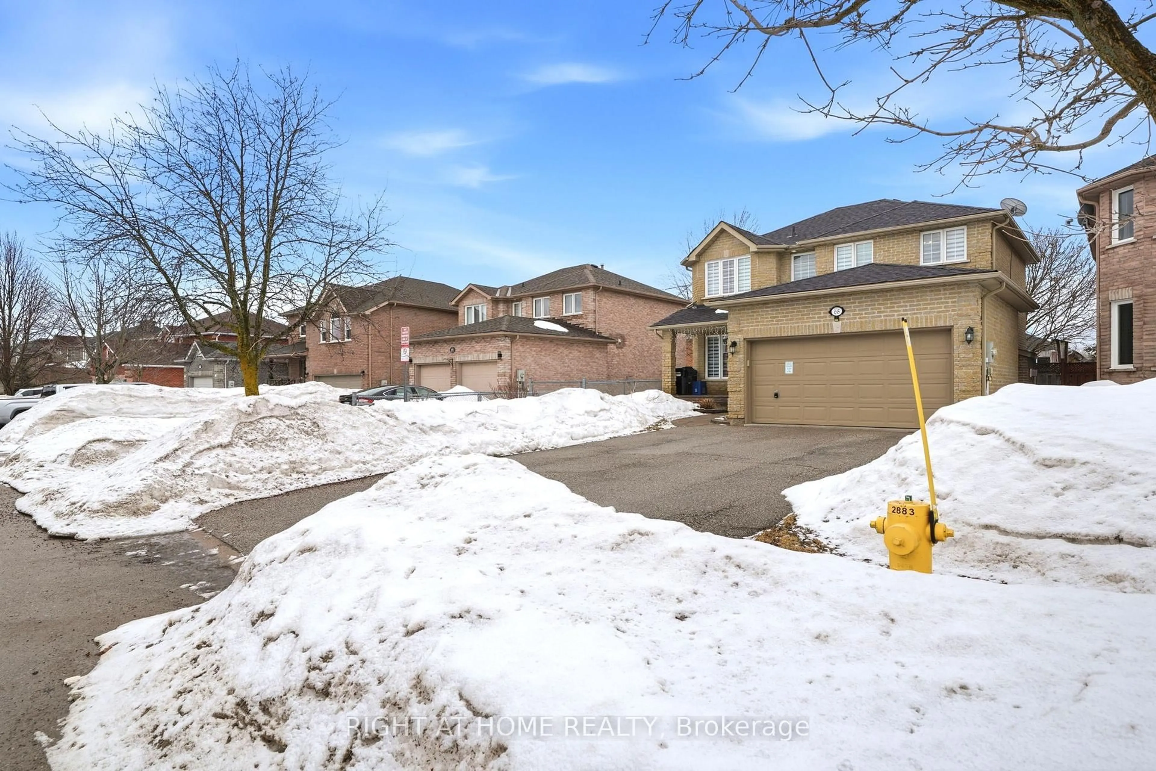 A pic from outside/outdoor area/front of a property/back of a property/a pic from drone, street for 68 Kraus Rd, Barrie Ontario L4N 0N5