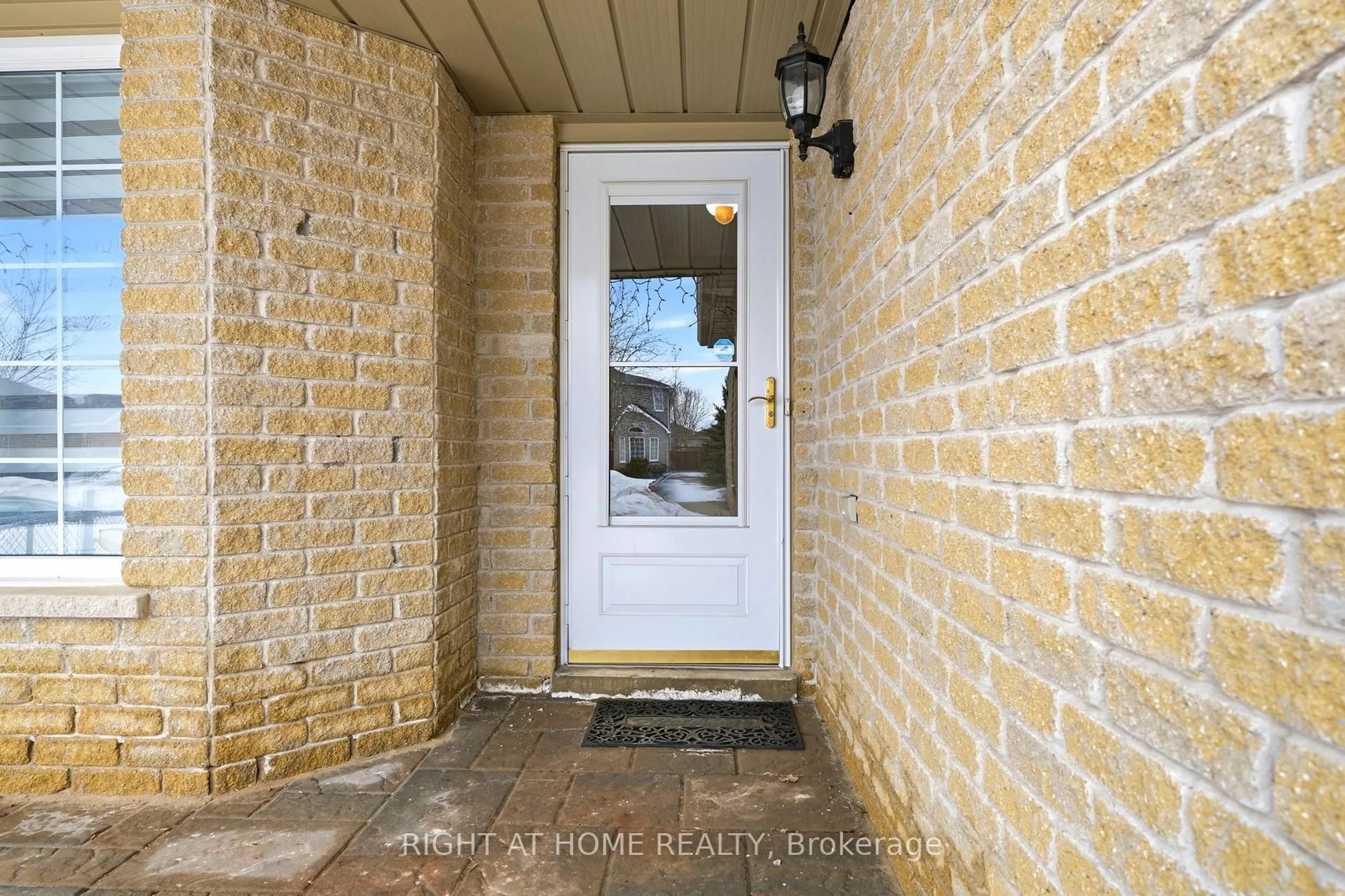 Indoor entryway for 68 Kraus Rd, Barrie Ontario L4N 0N5