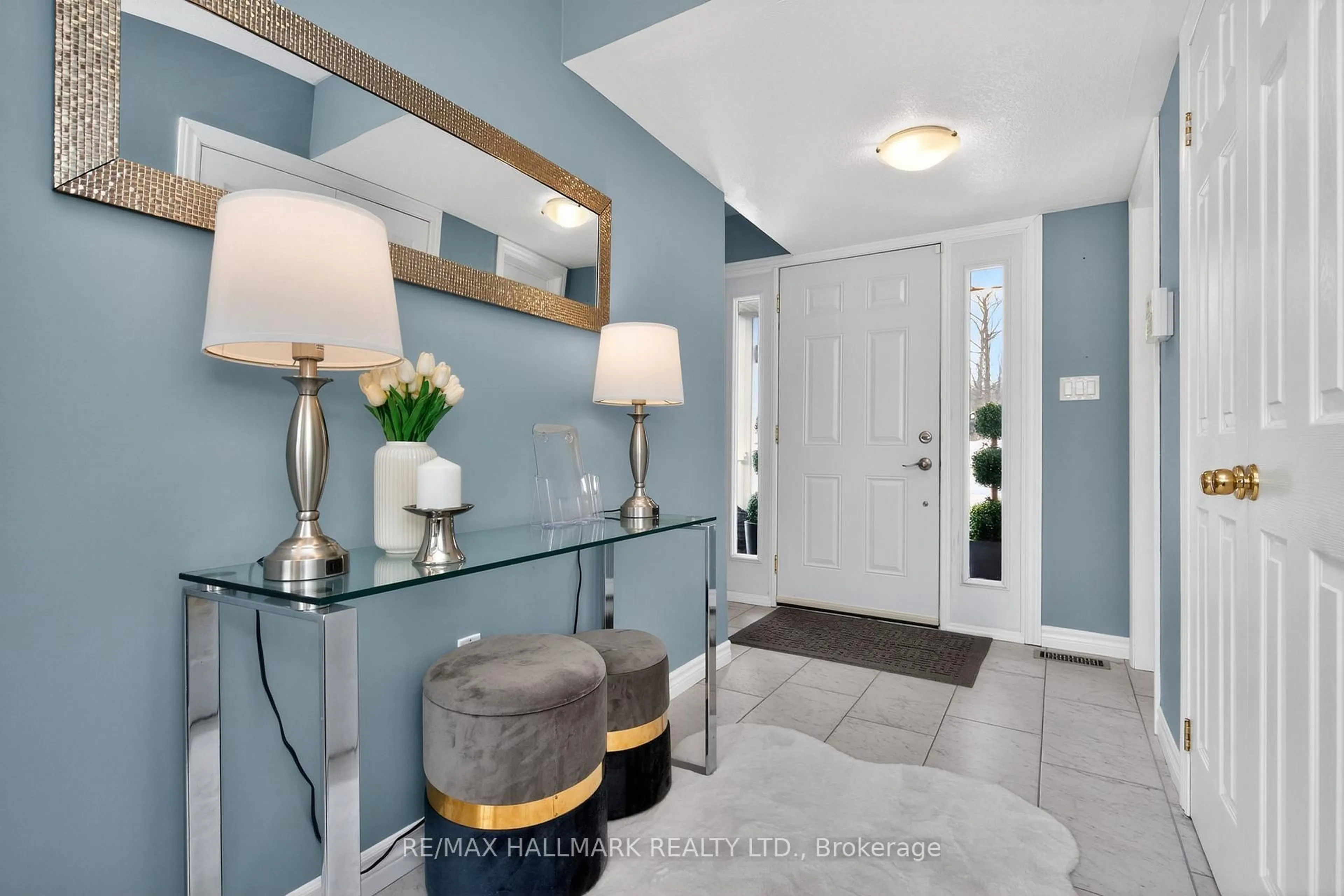 Indoor entryway for 10 Musquake Crt, Tiny Ontario L9M 1R2