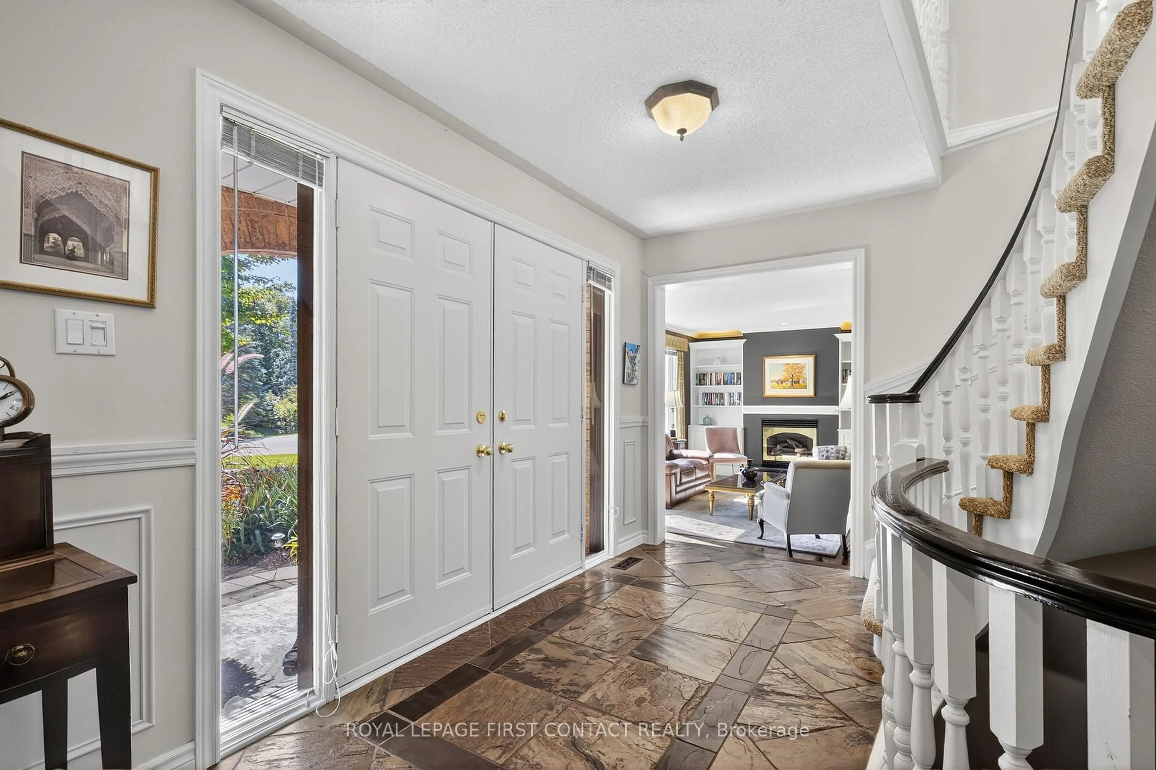 Indoor entryway for 26 Edgecombe Terr, Springwater Ontario L9X 0S2