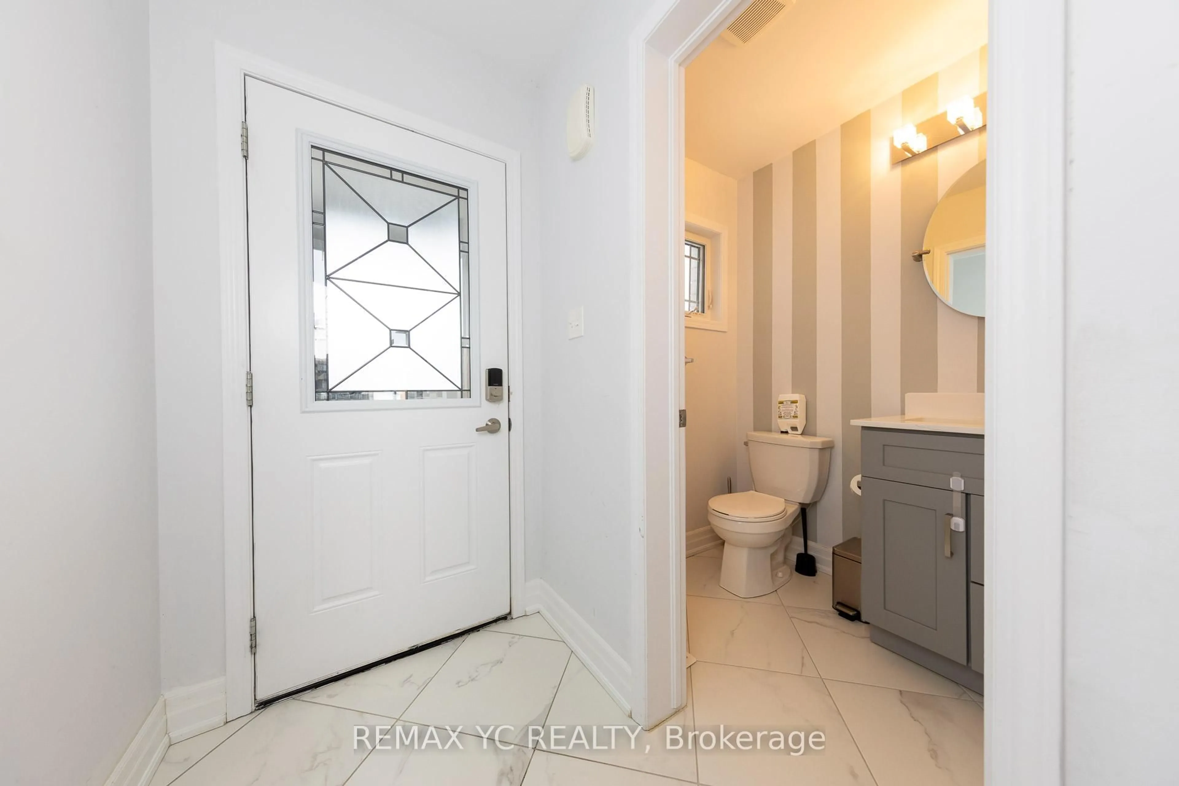 Indoor entryway for 203 Diana Dr, Orillia Ontario L3V 8J8