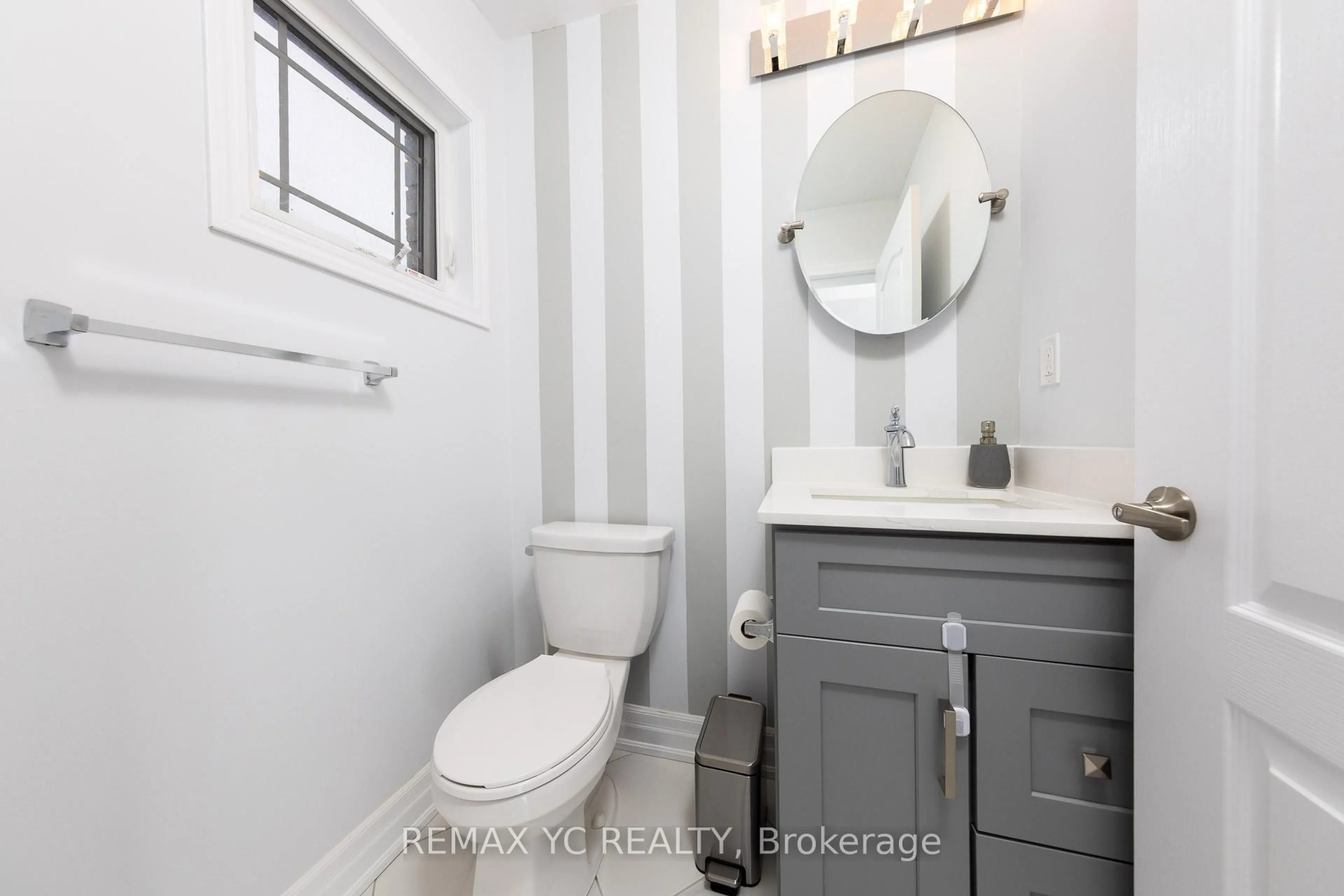 Standard bathroom, ceramic/tile floor for 203 Diana Dr, Orillia Ontario L3V 8J8