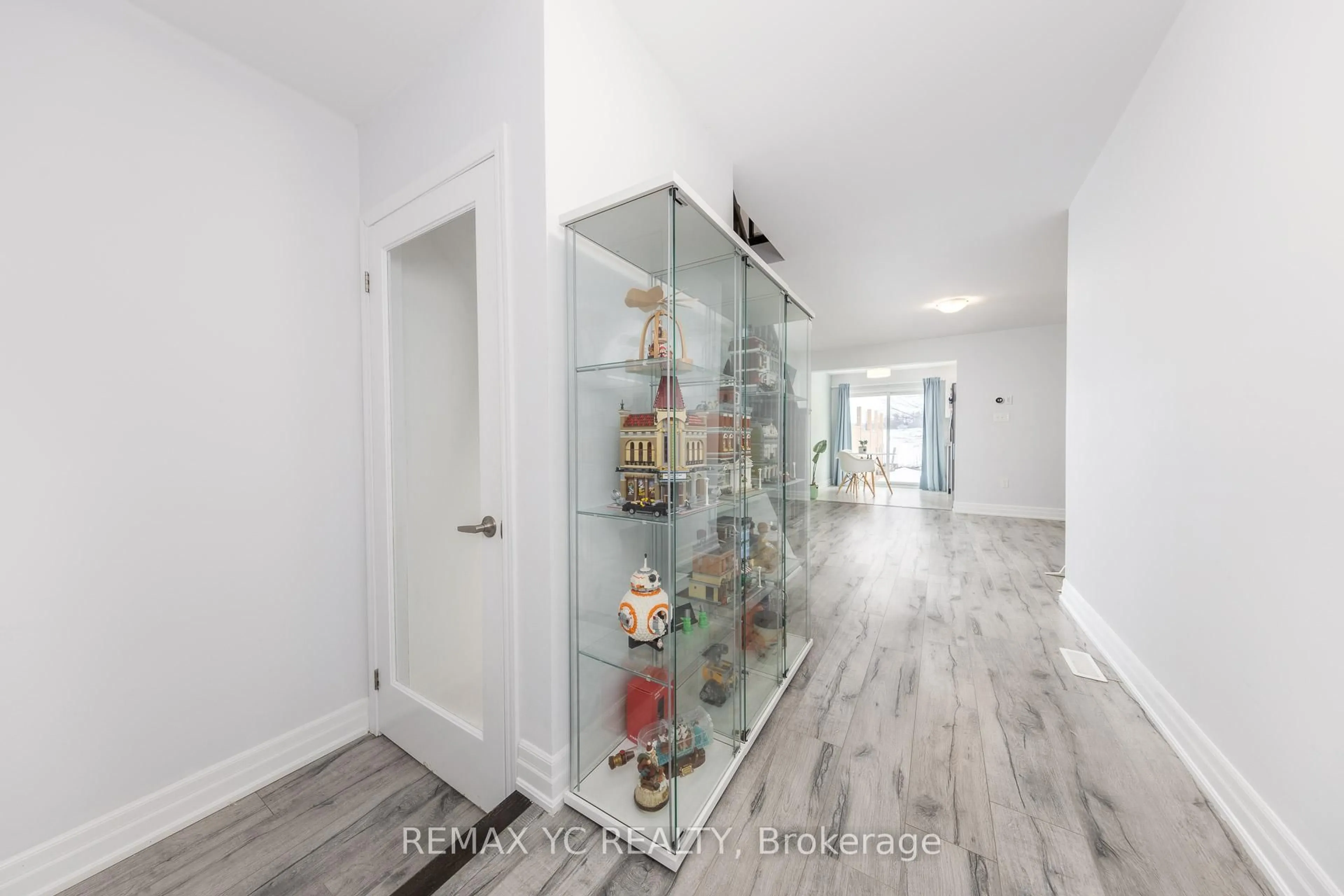 Indoor entryway for 203 Diana Dr, Orillia Ontario L3V 8J8