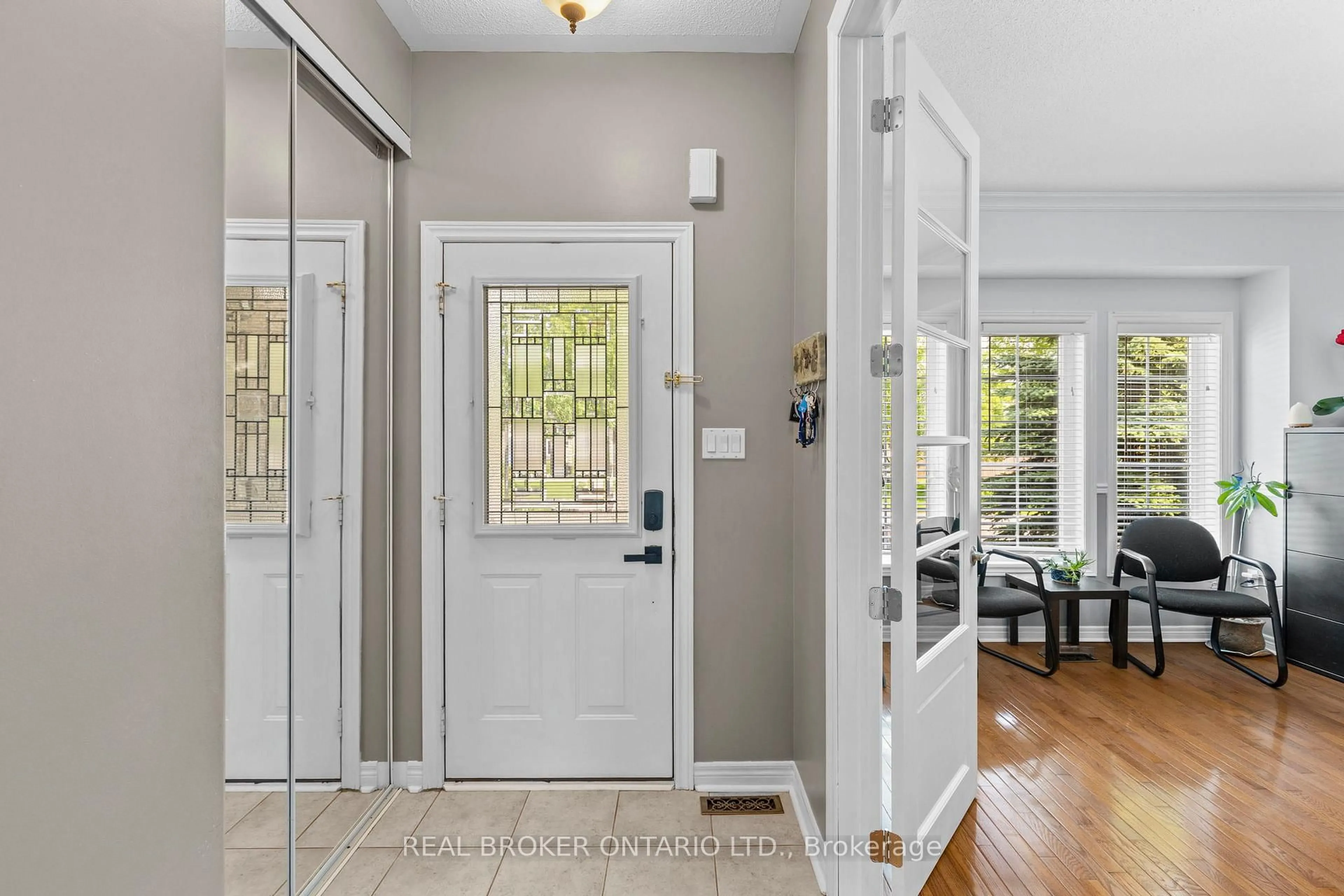 Indoor entryway for 17 CRANBERRY Lane, Barrie Ontario L4N 0Z1