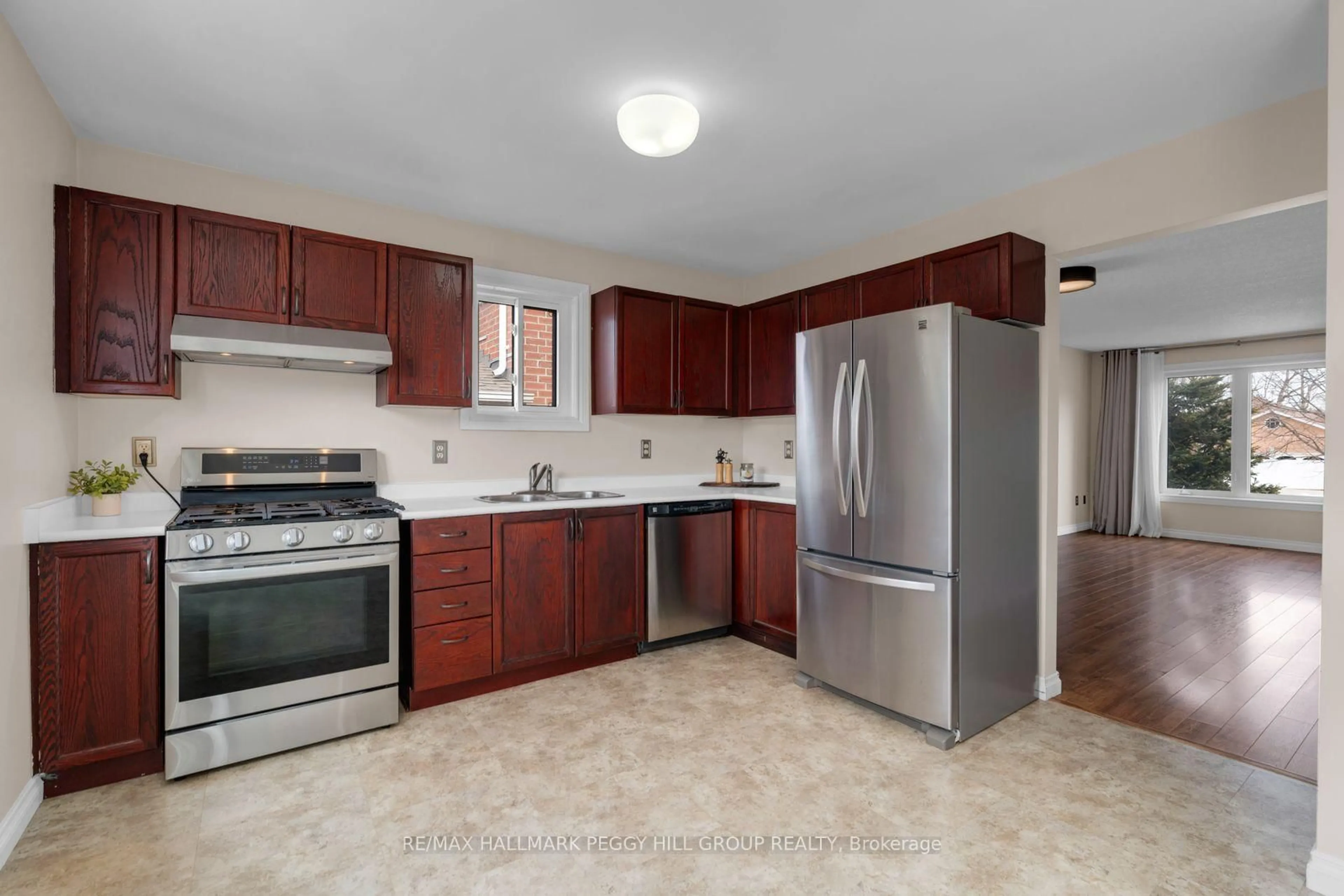 Standard kitchen, ceramic/tile floor for 47 Chalmers Dr, Barrie Ontario L4N 8A4