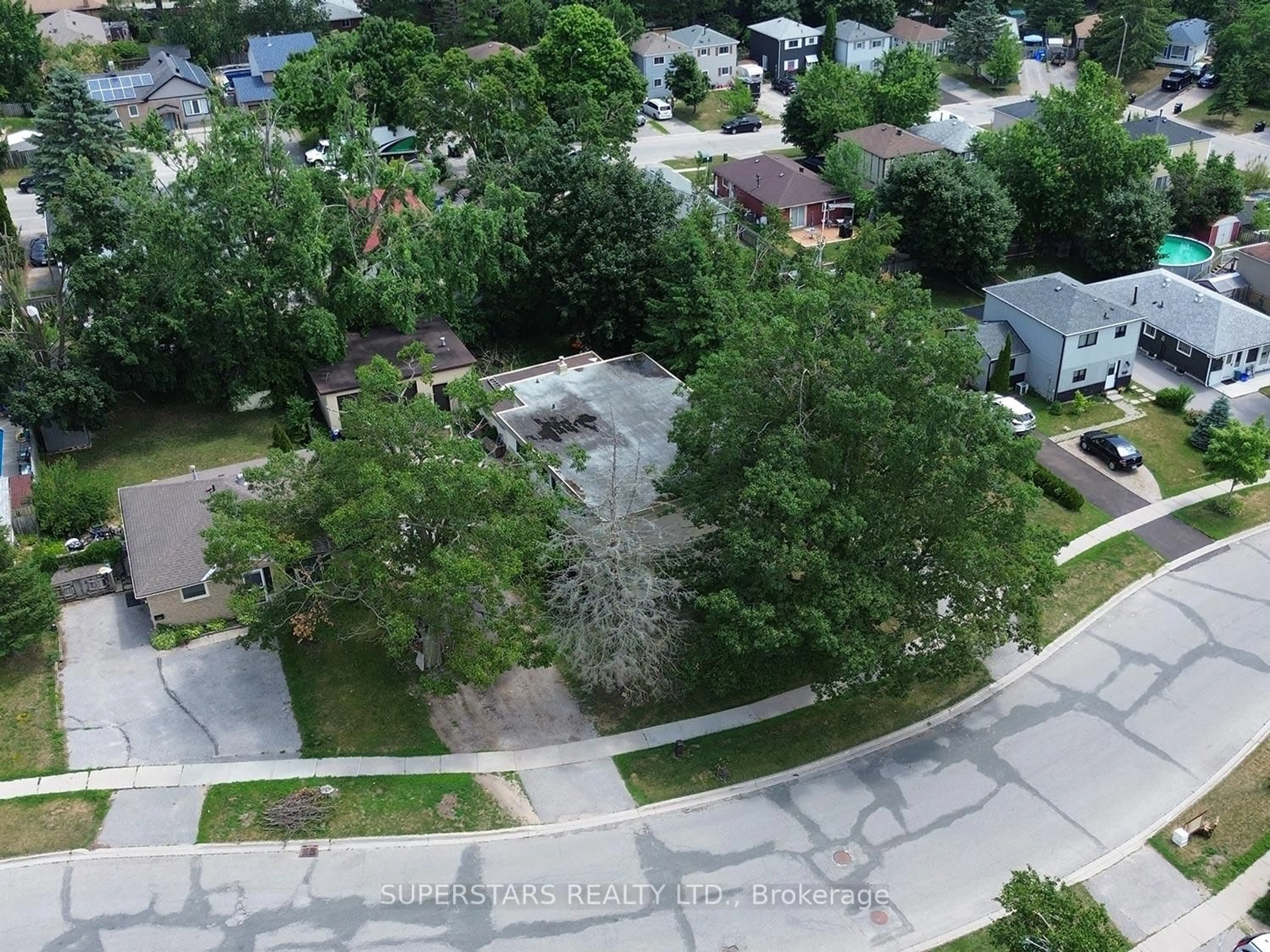 A pic from outside/outdoor area/front of a property/back of a property/a pic from drone, street for 239 Letitia St, Barrie Ontario L4N 4Y7