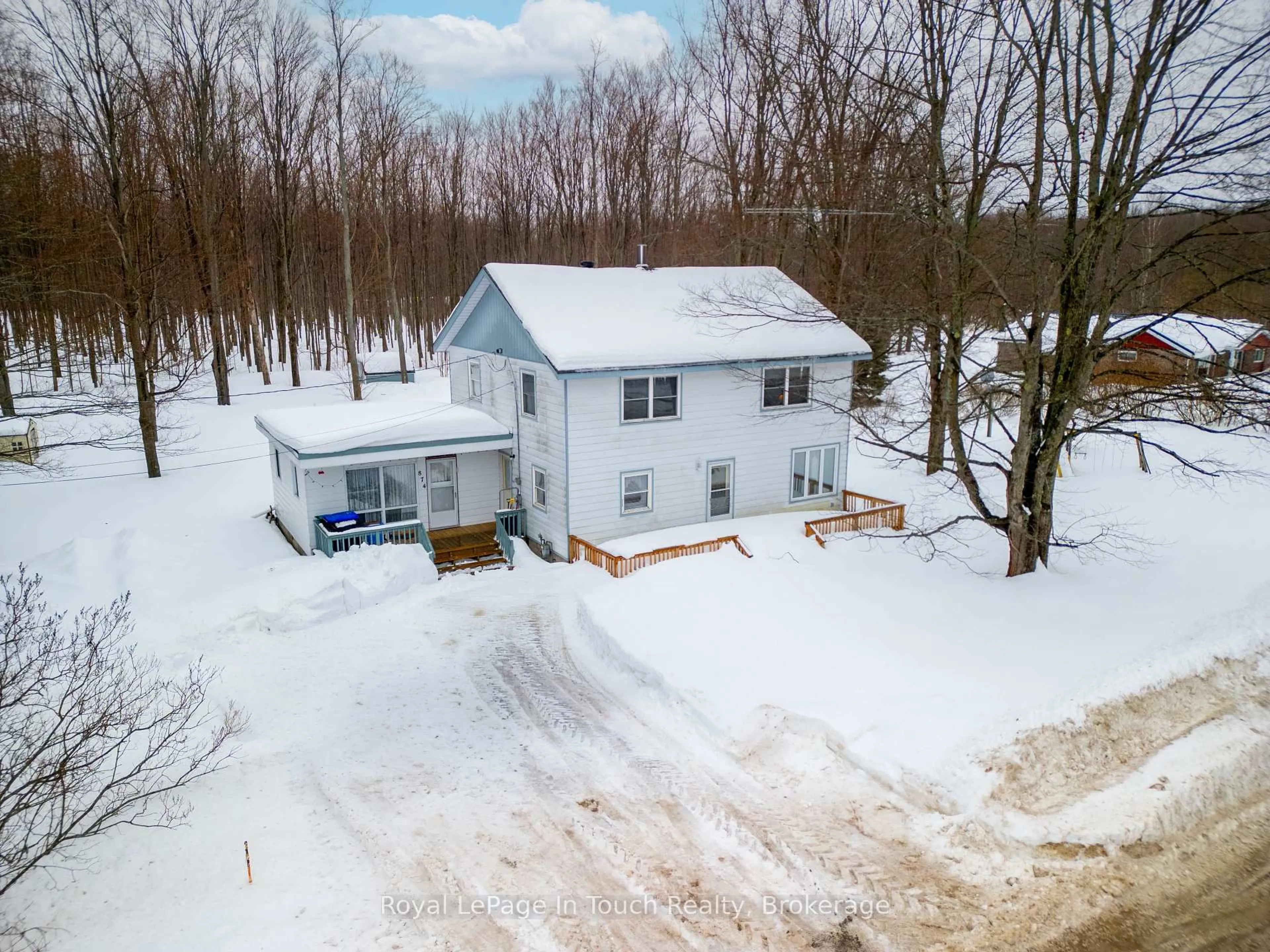 A pic from outside/outdoor area/front of a property/back of a property/a pic from drone, building for 874 Cedar Point Rd, Tiny Ontario L9M 0K1