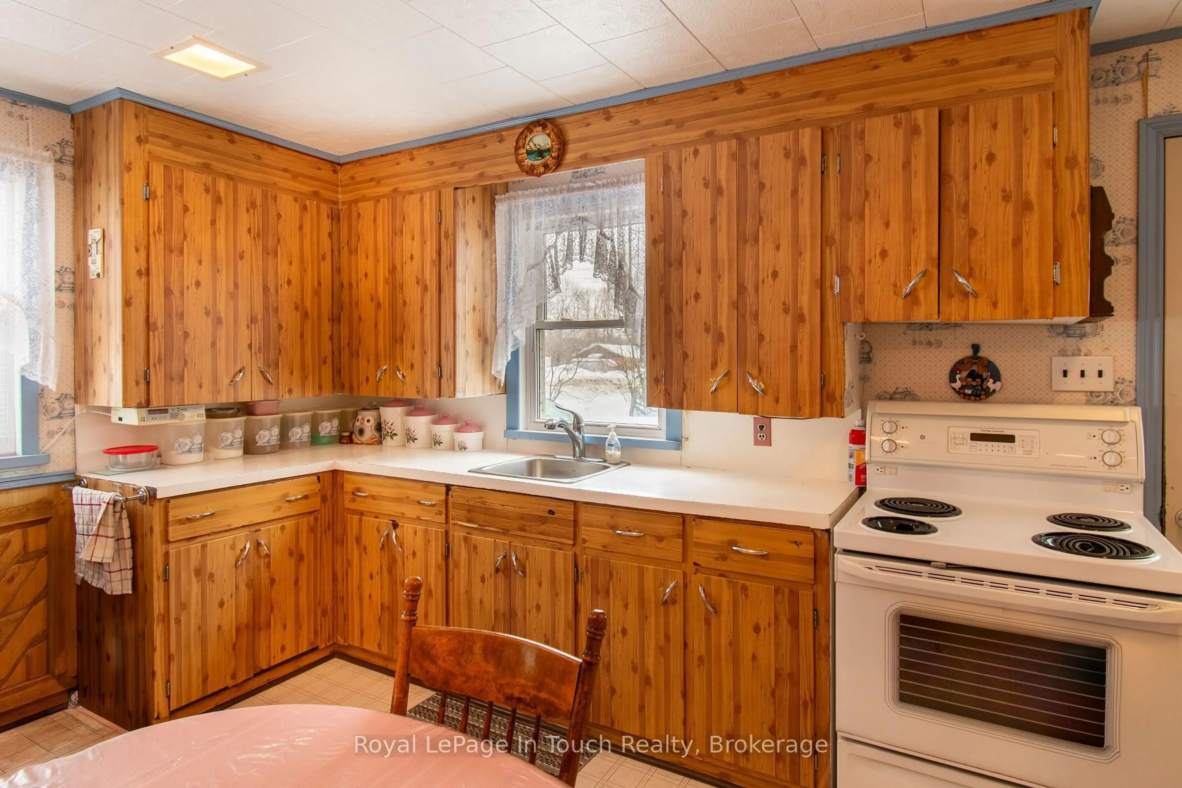 Standard kitchen, unknown for 874 Cedar Point Rd, Tiny Ontario L9M 0K1
