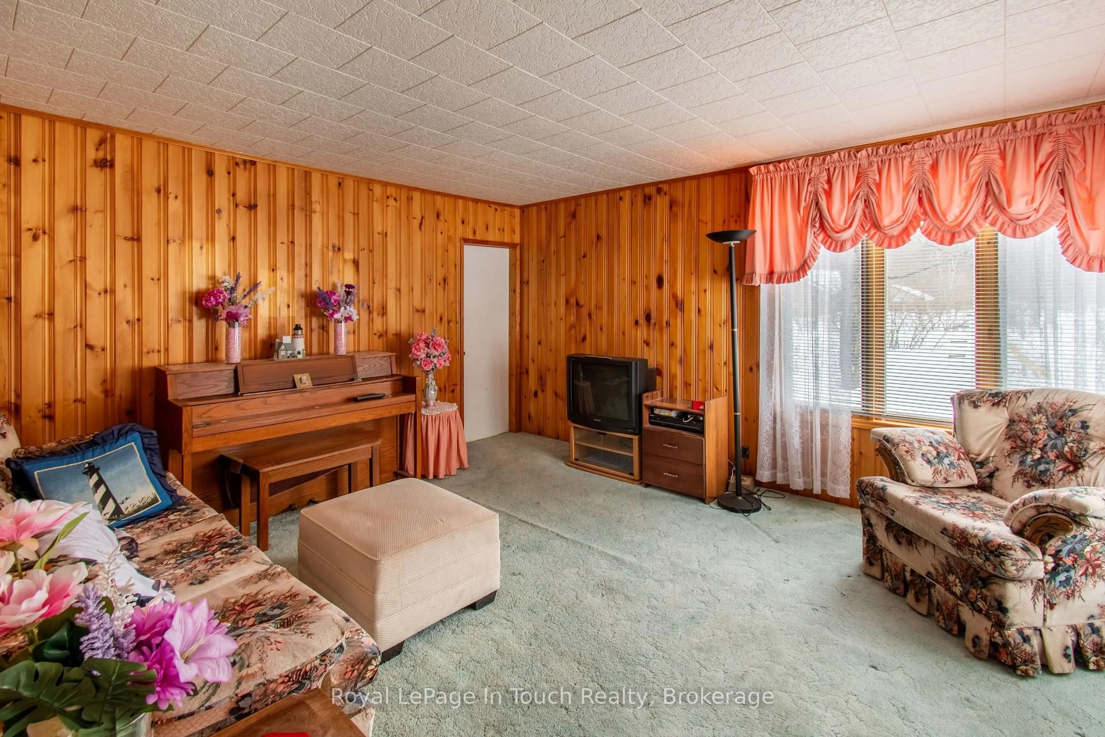 Living room with furniture, unknown for 874 Cedar Point Rd, Tiny Ontario L9M 0K1