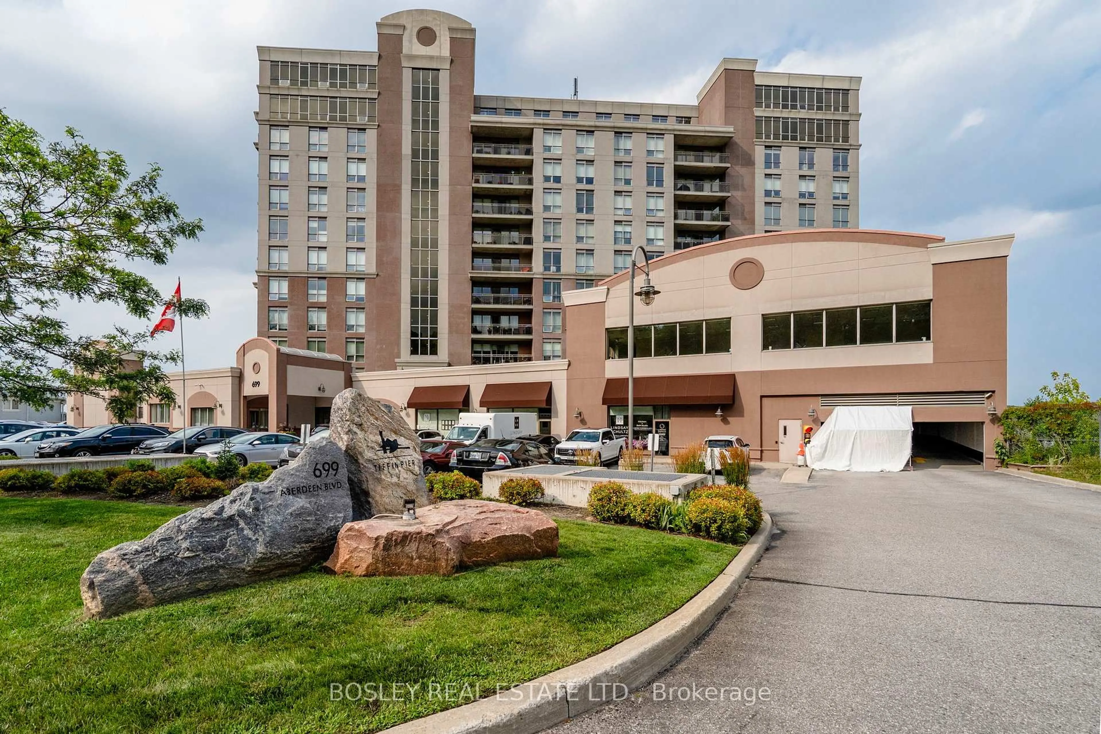 Indoor foyer for 699 Aberdeen Blvd #307, Midland Ontario L4R 5P2