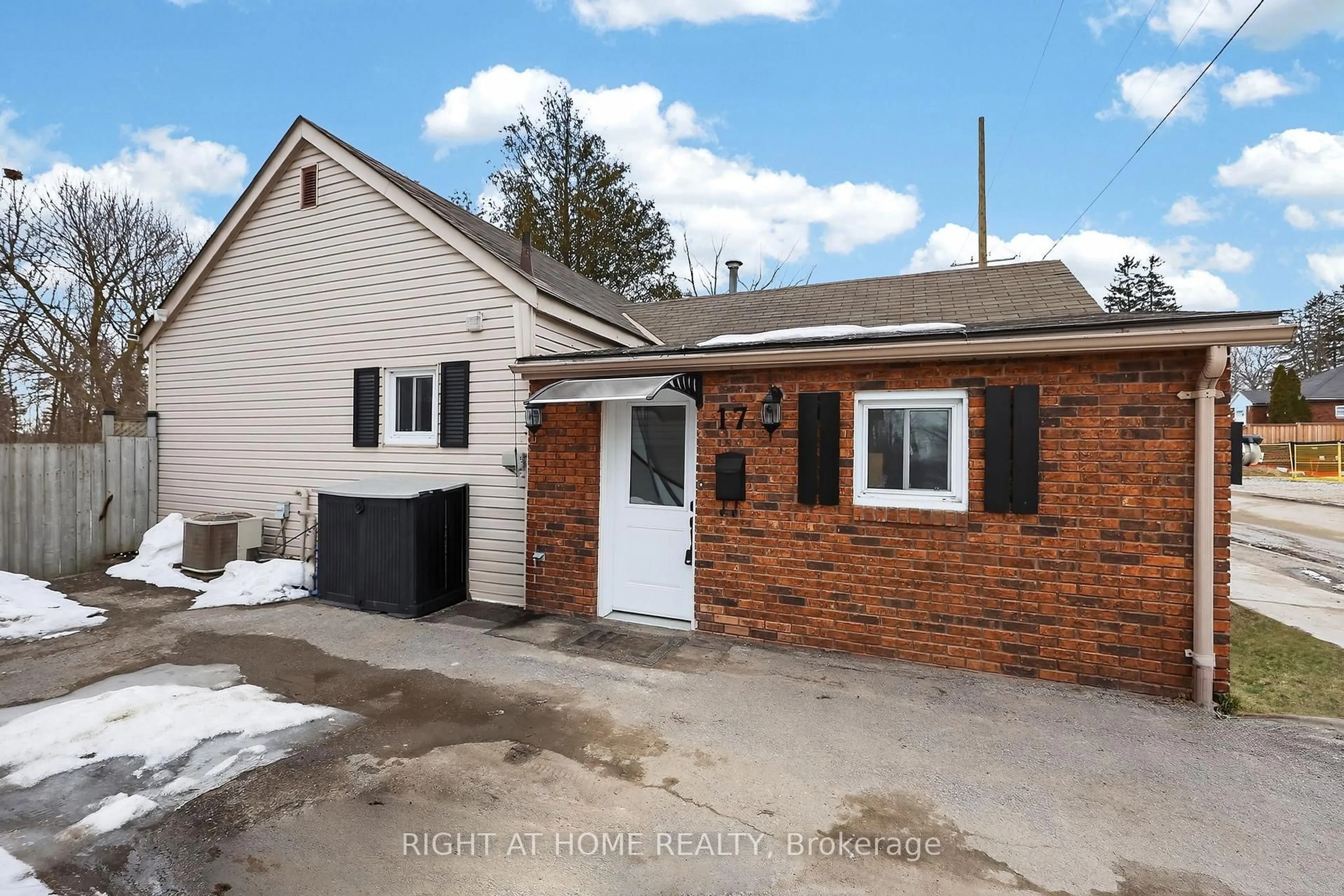 A pic from outside/outdoor area/front of a property/back of a property/a pic from drone, street for 17 Grove St, Barrie Ontario L4N 1M6