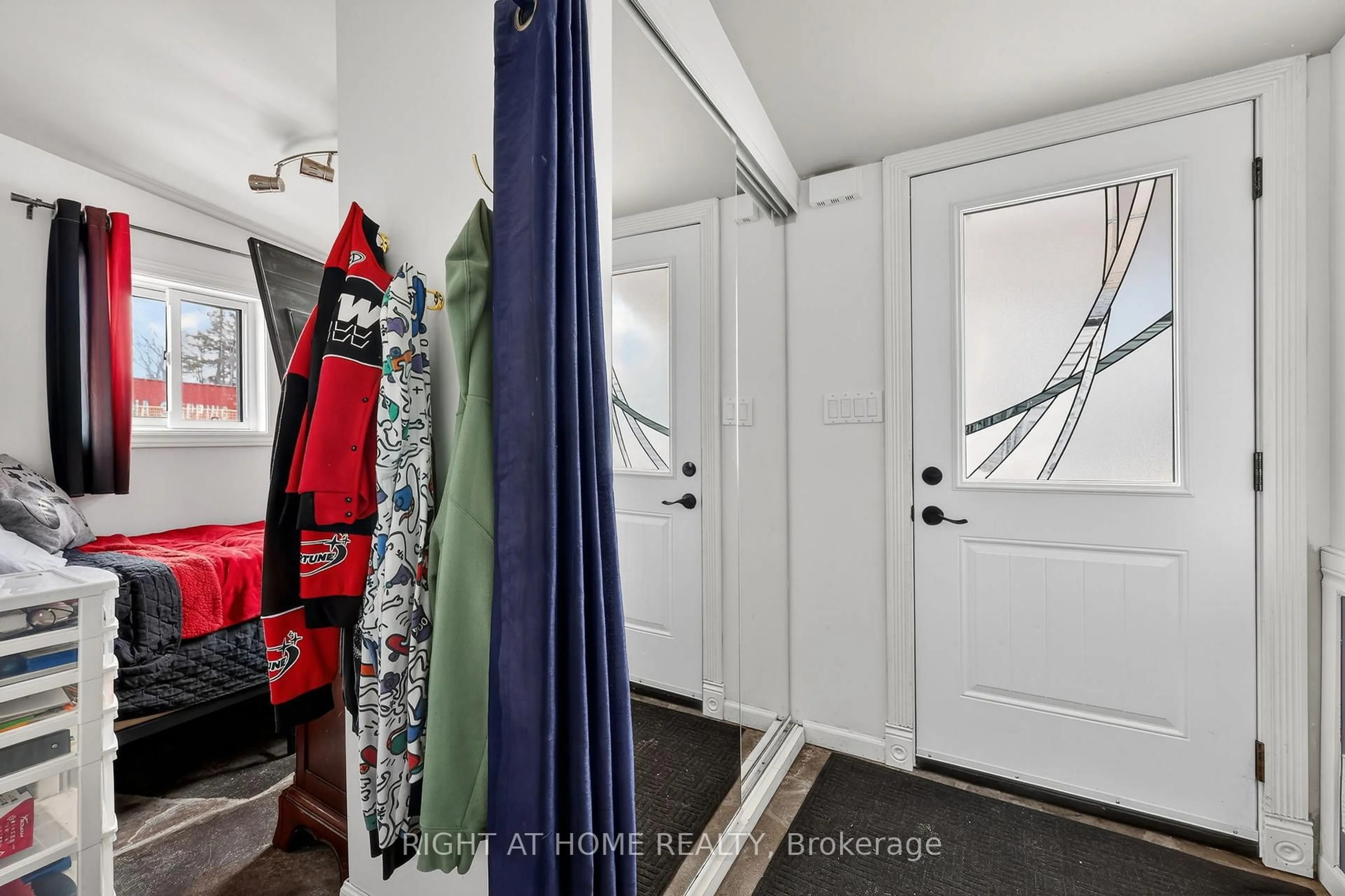 Indoor entryway for 17 Grove St, Barrie Ontario L4N 1M6