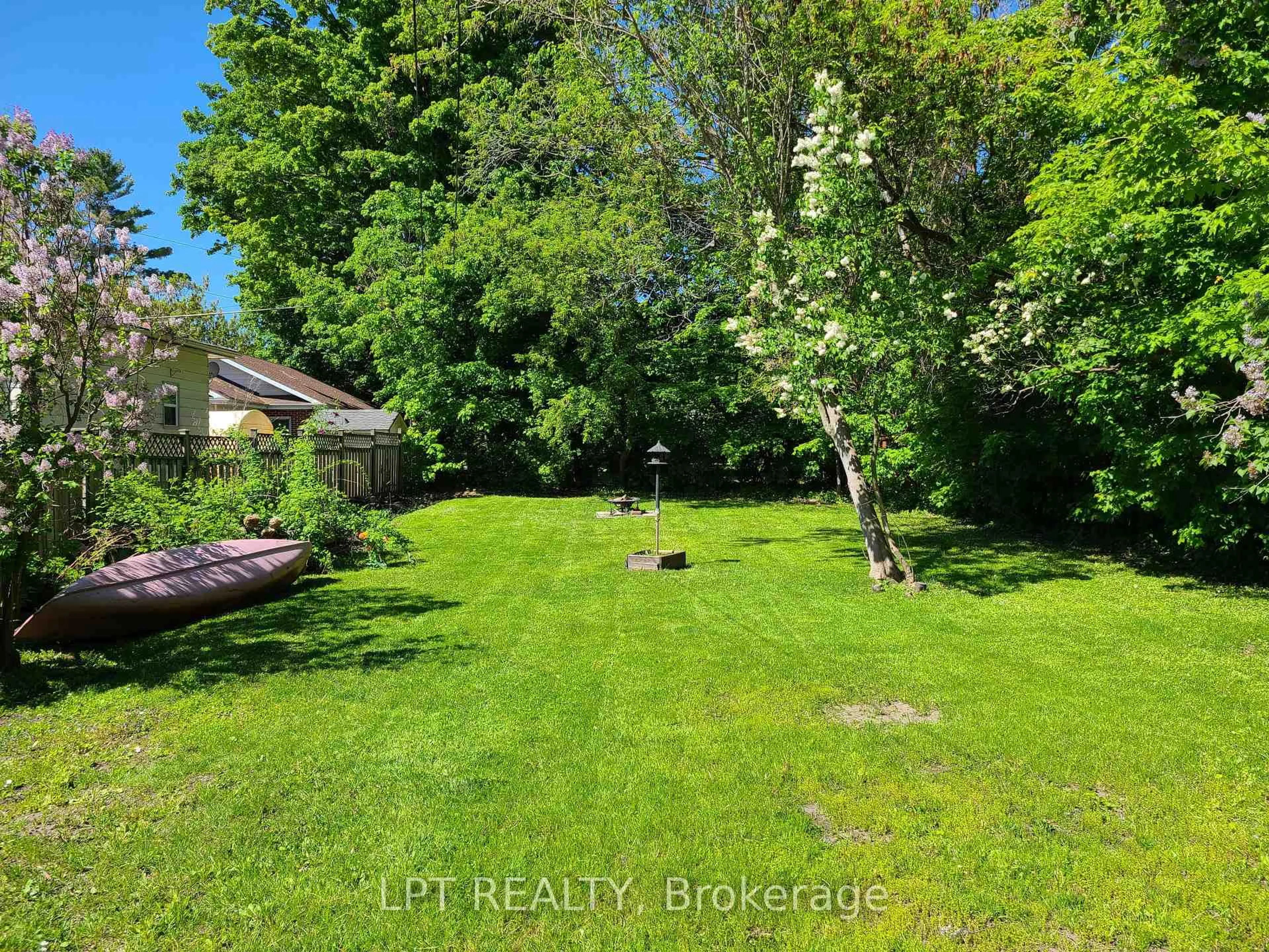 A pic from outside/outdoor area/front of a property/back of a property/a pic from drone, forest/trees view for 436 Queen St, Midland Ontario L4R 3J1
